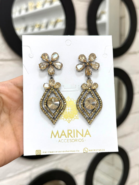 Aretes de pedrería dorados