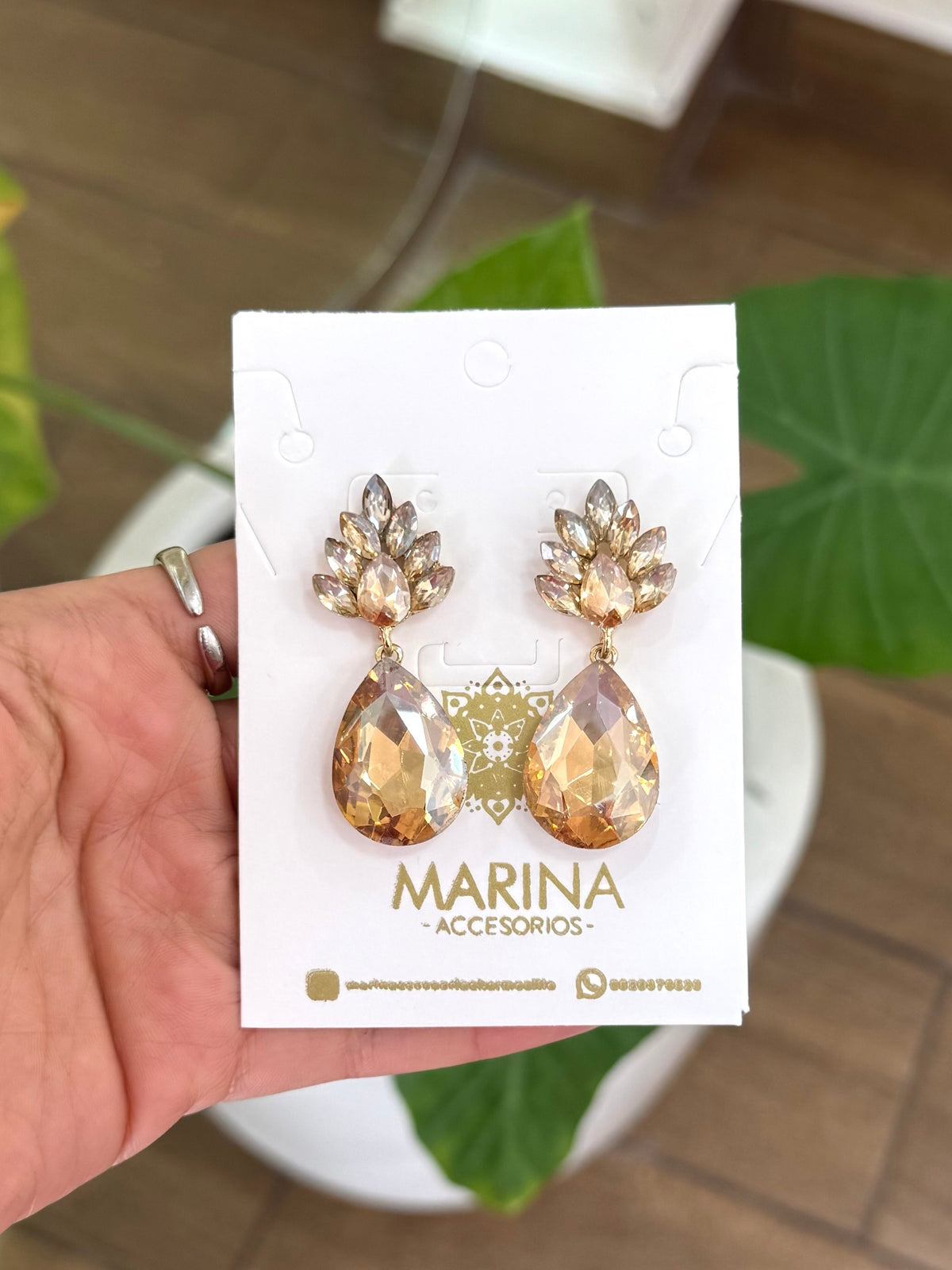 Aretes de pedrería dorados