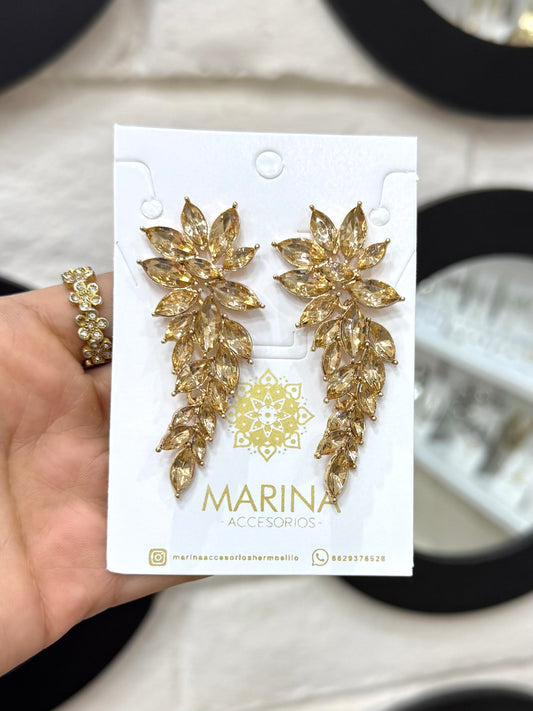 Aretes de pedrería dorados