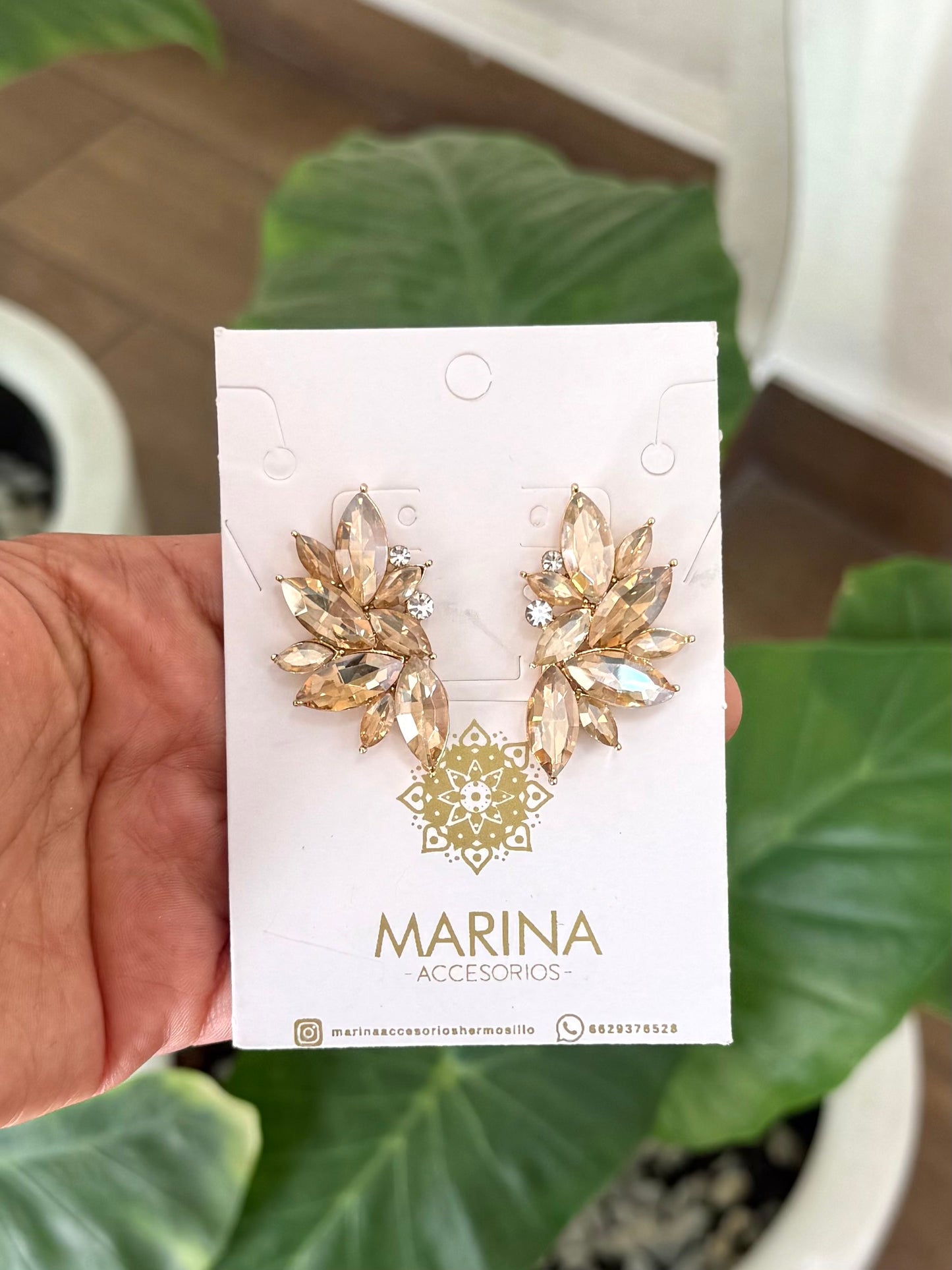 Aretes de pedrería dorados