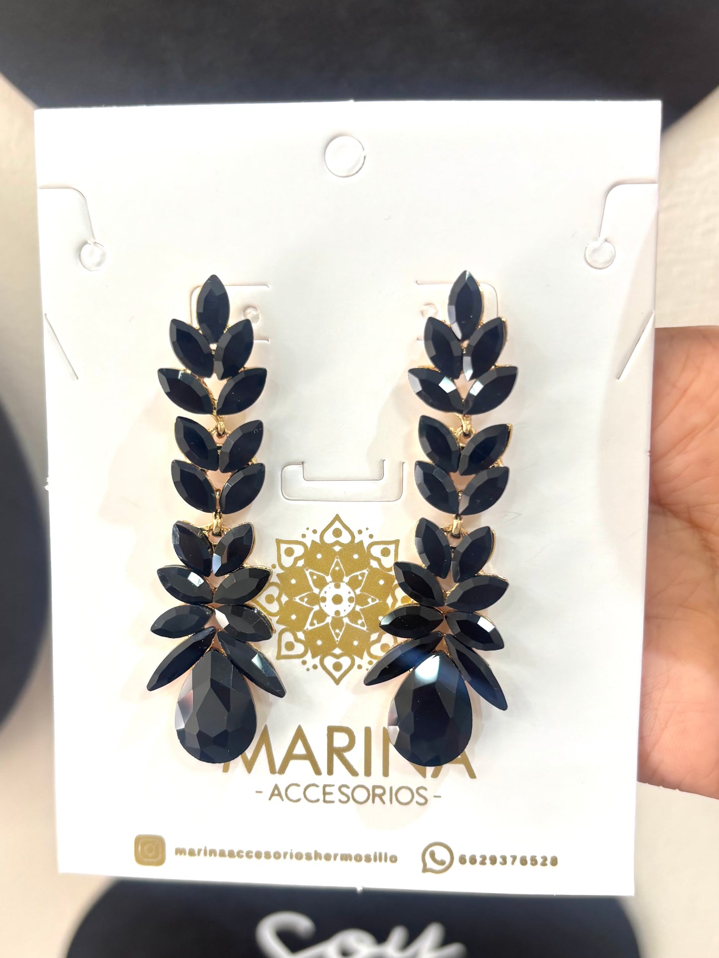 Aretes de pedrería negros