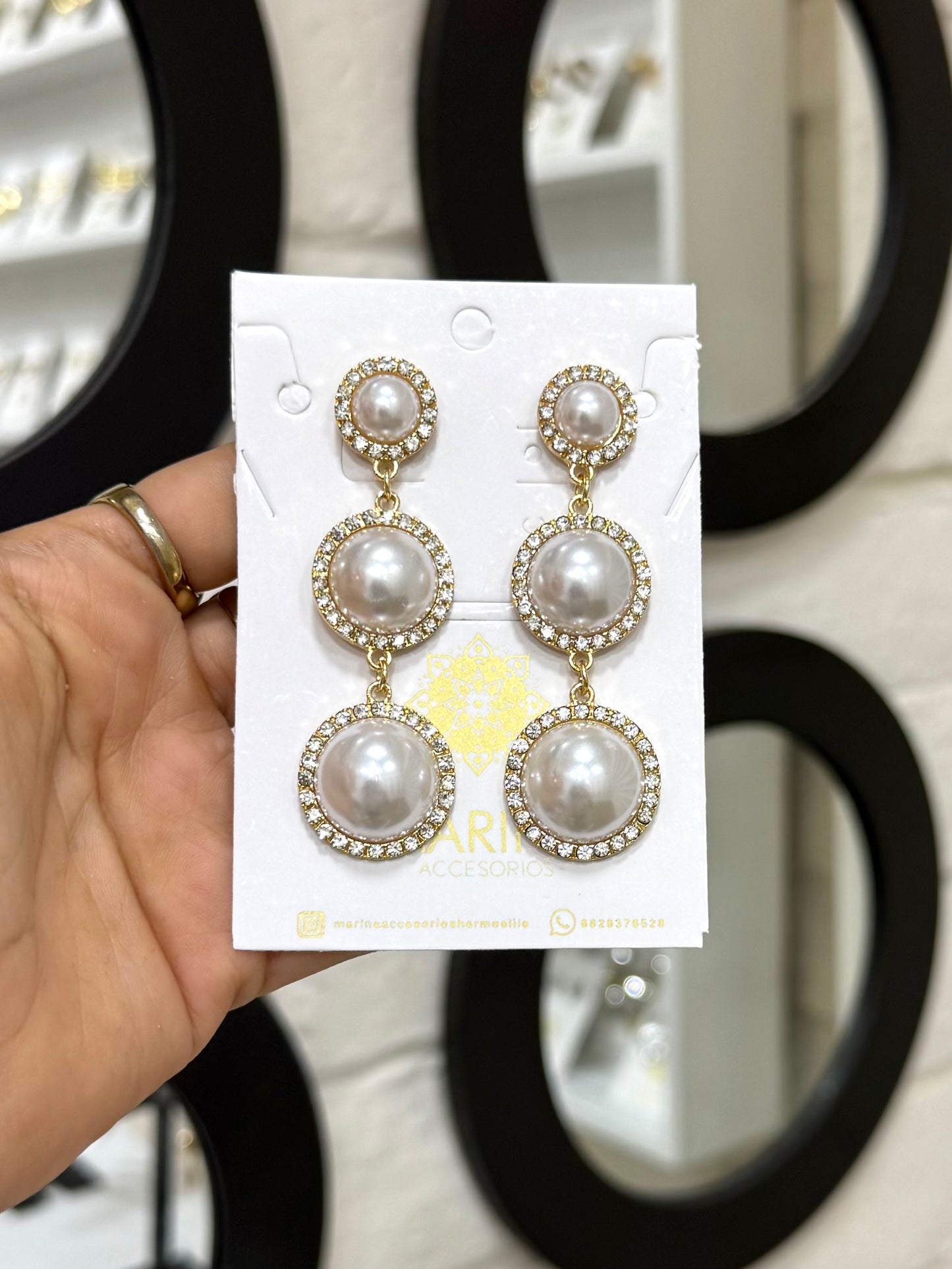 Aretes de pedrería dorados
