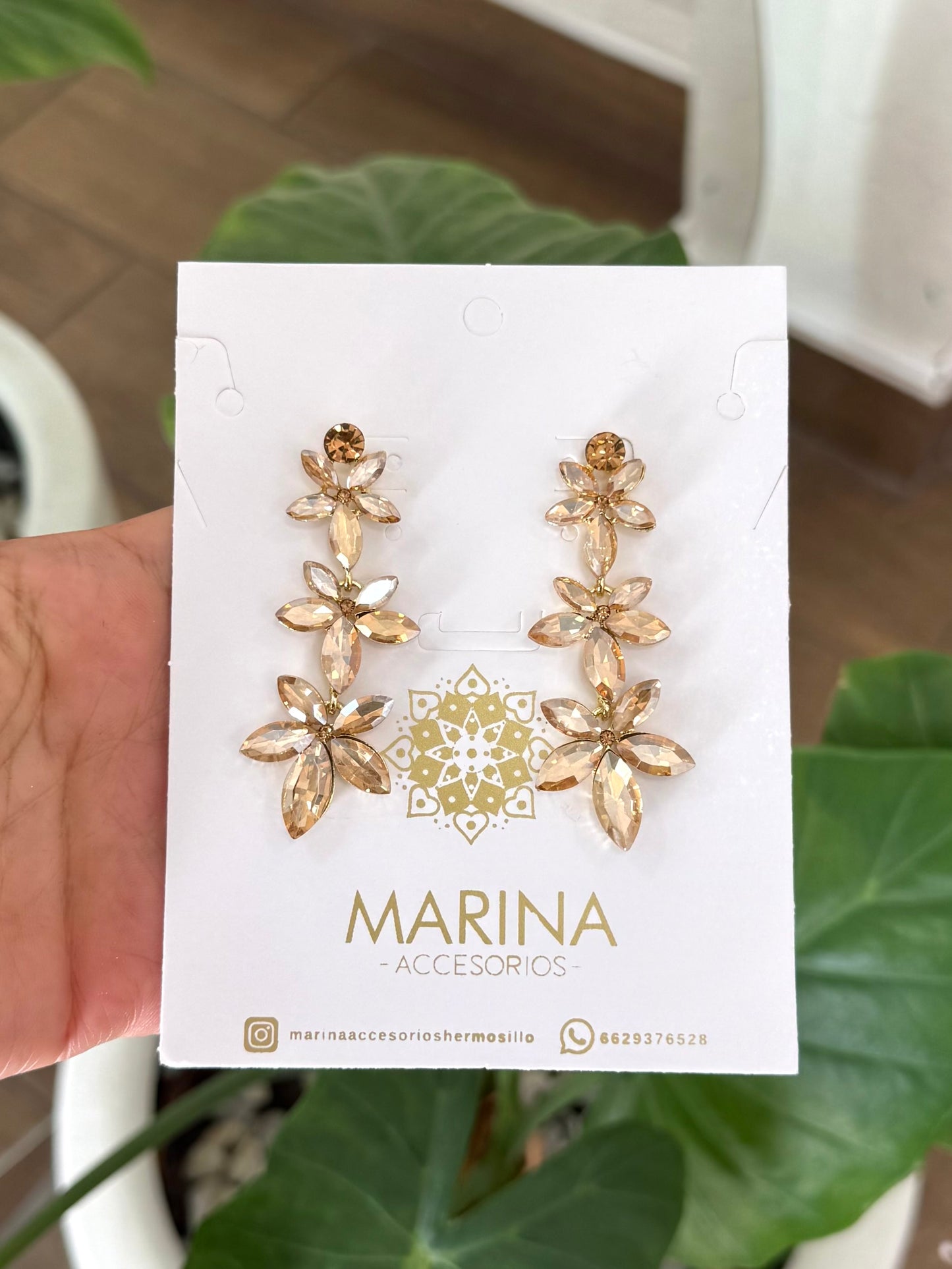 Aretes de pedrería dorados
