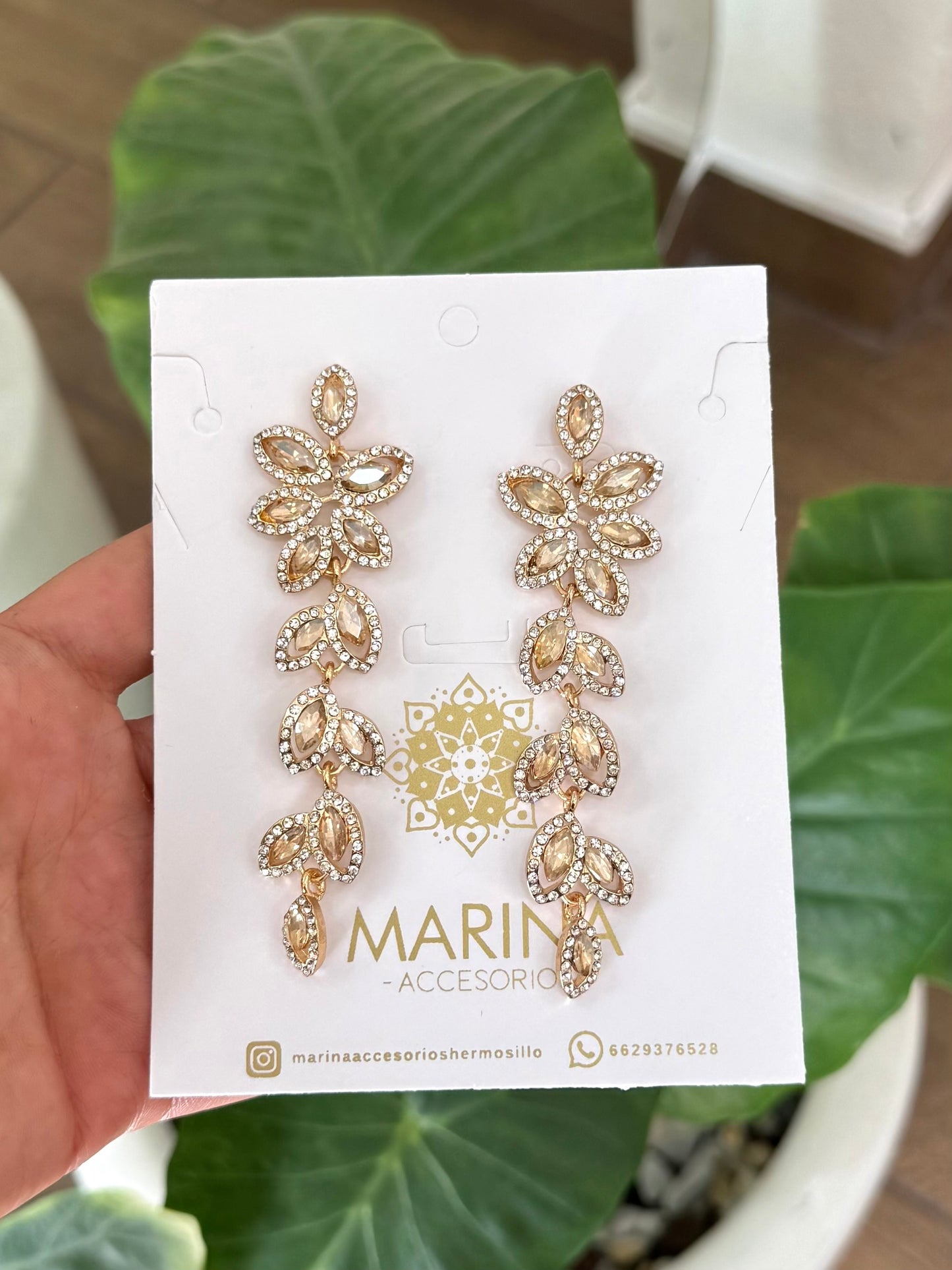 Aretes de pedrería dorados