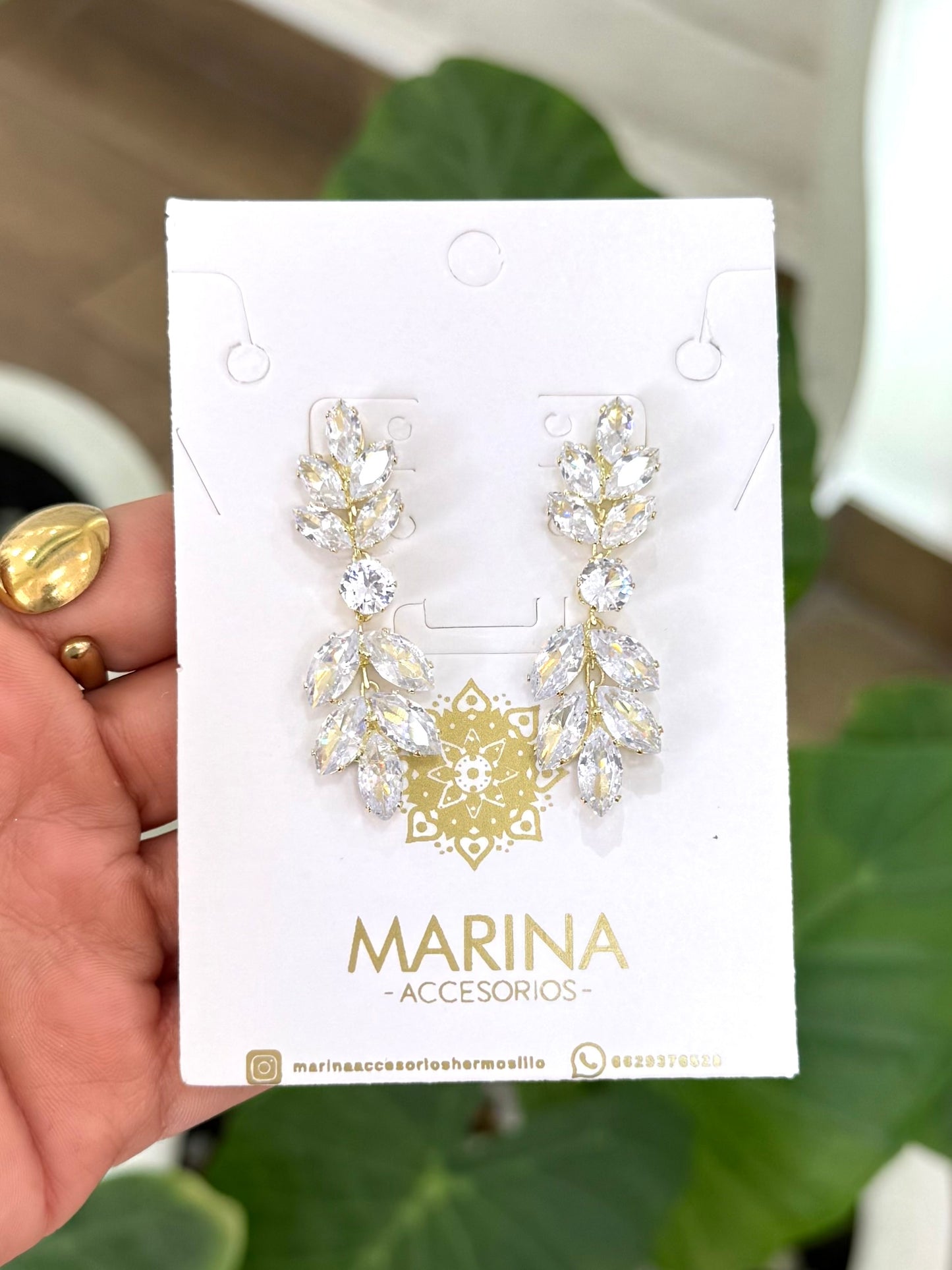 Aretes de pedrería dorados