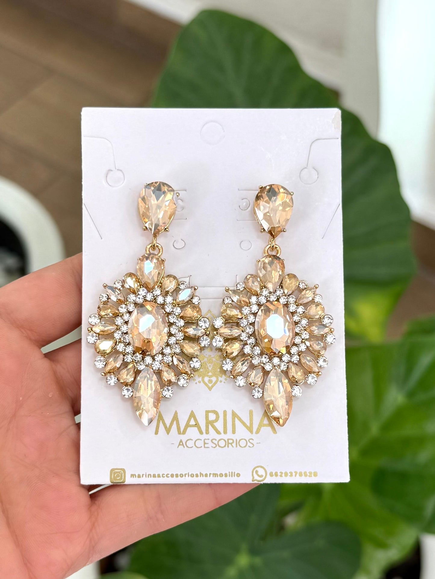 Aretes de pedrería dorados