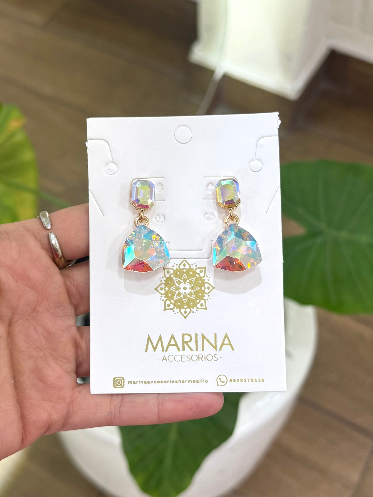 Aretes de pedrería tornasol