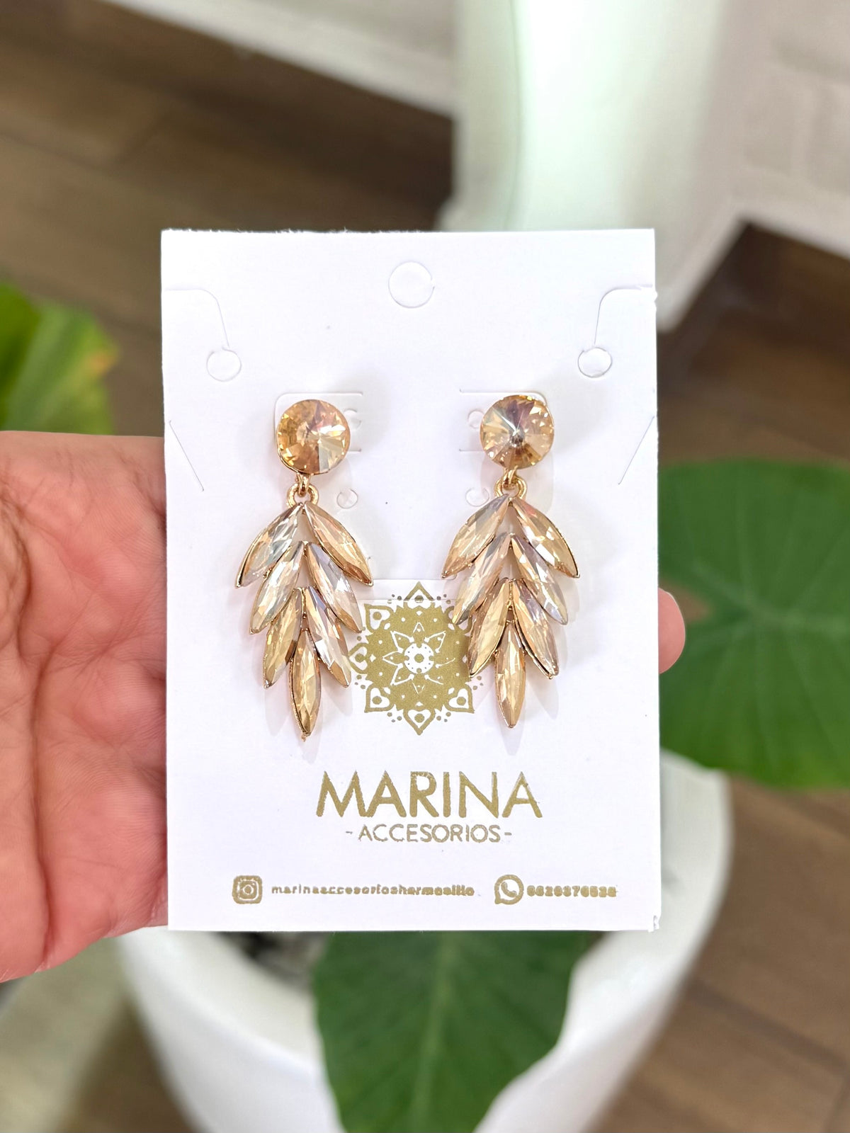 Aretes de pedrería dorados