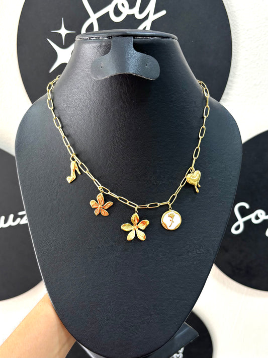 Collar con dijes