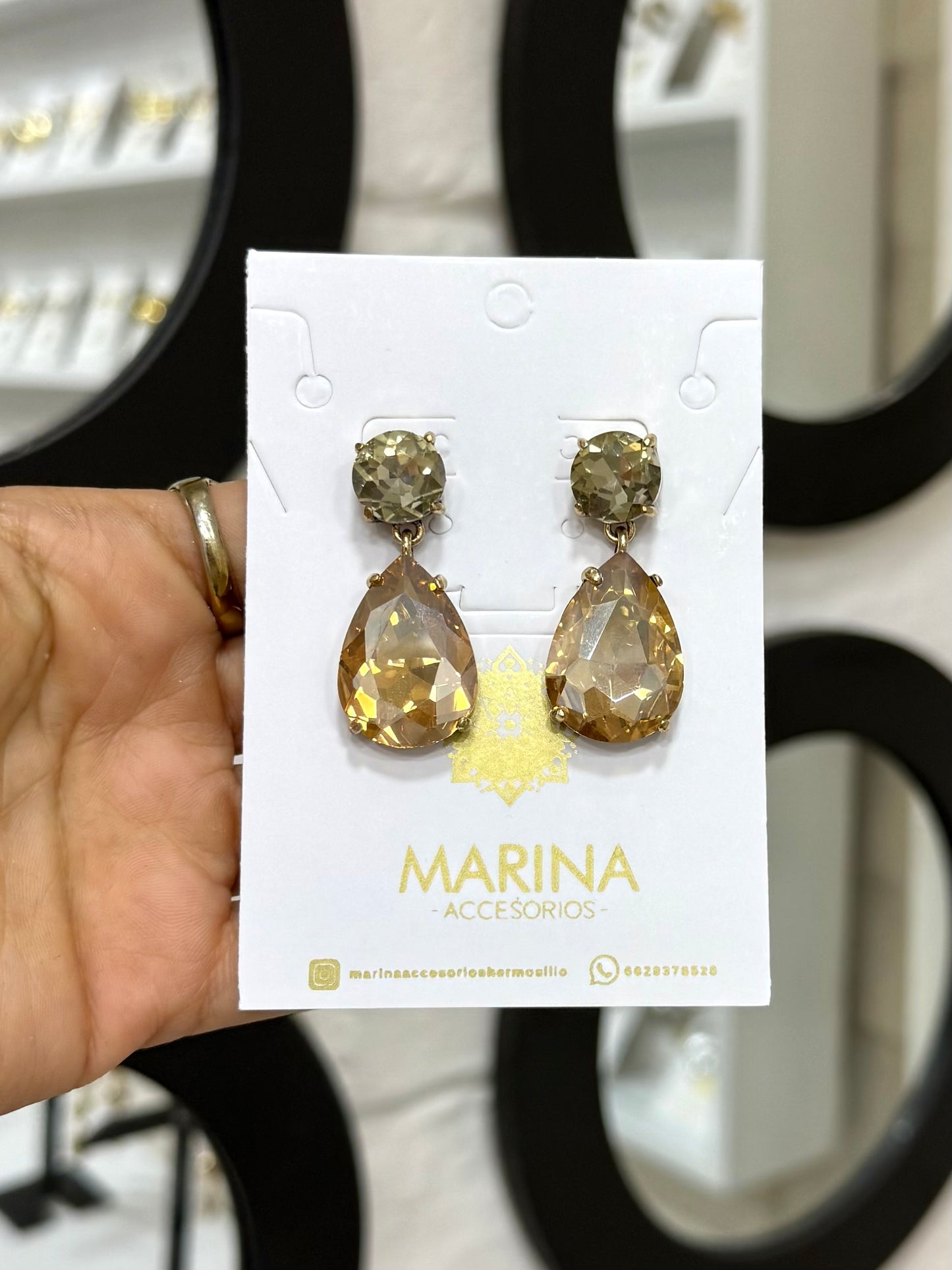 Aretes de pedrería dorados