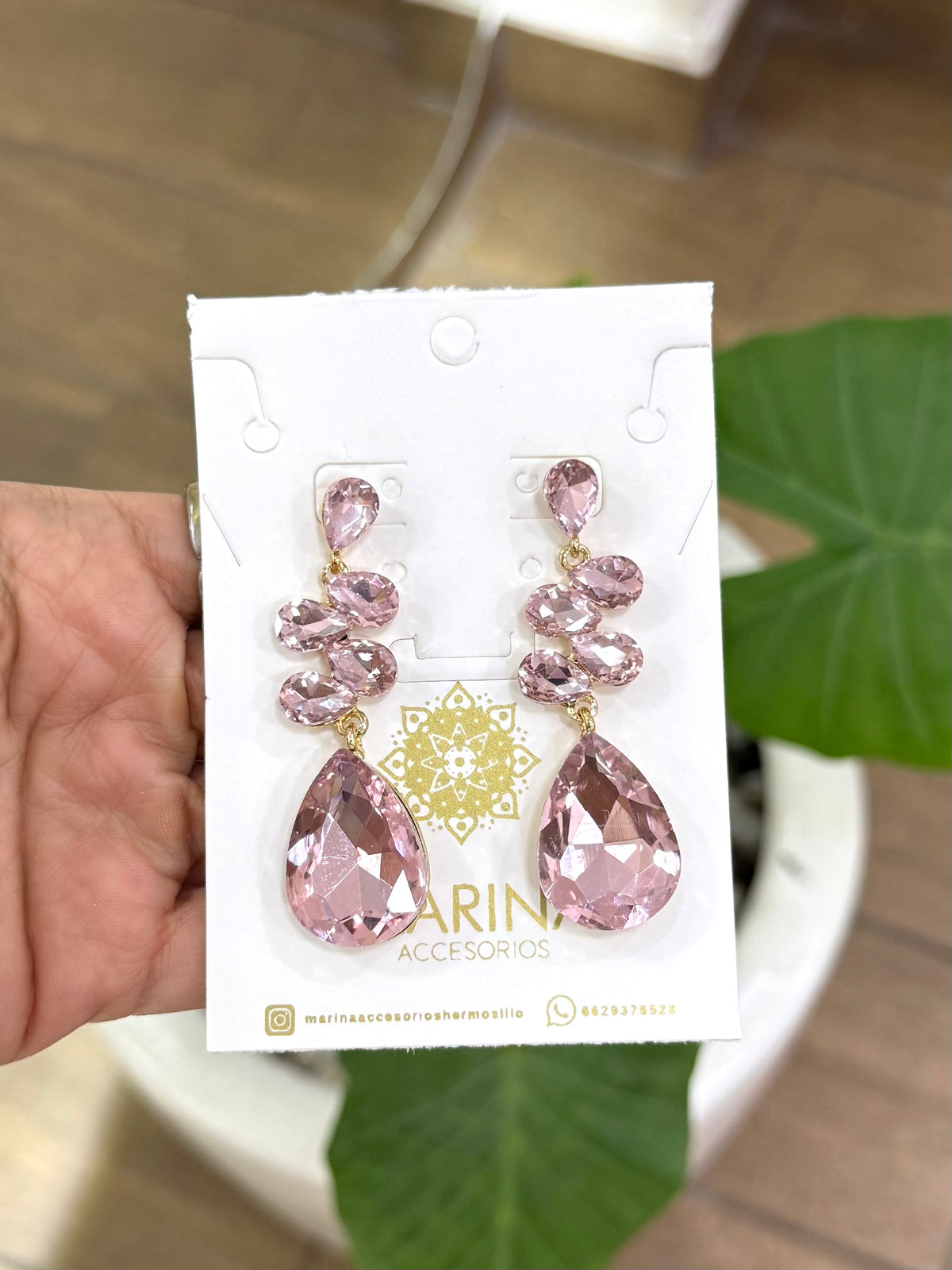 Arete de pedrería rosa