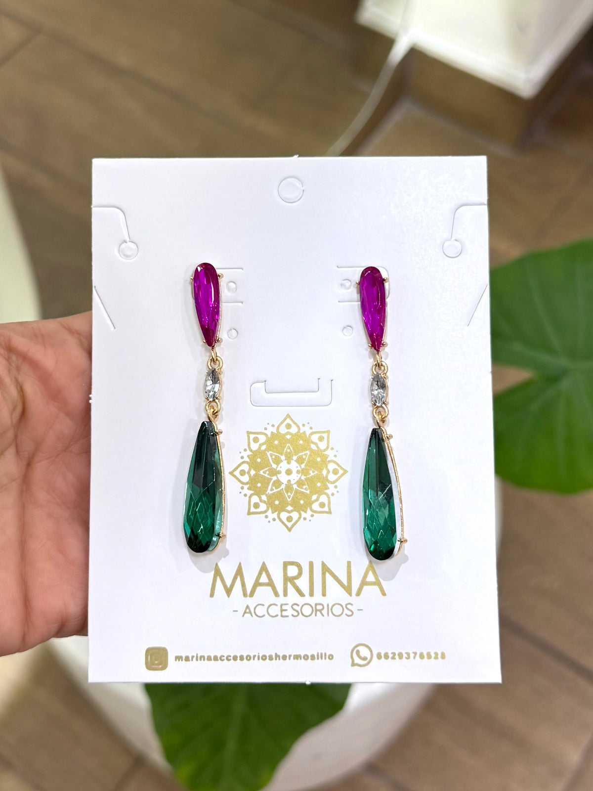 Aretes de pedrería multicolor