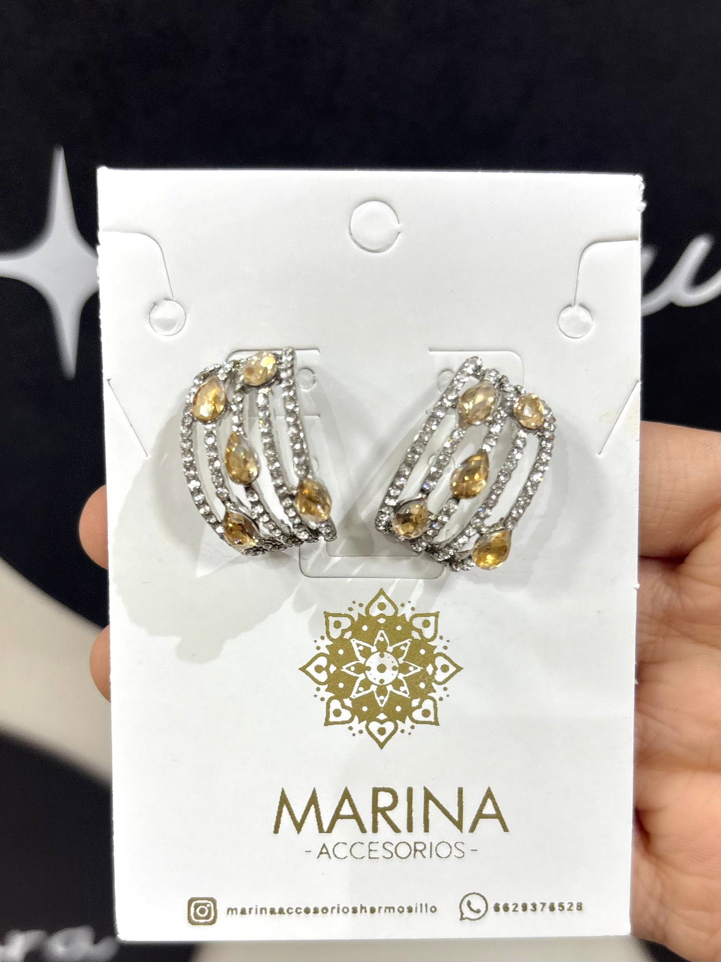 Aretes de pedrería dorados