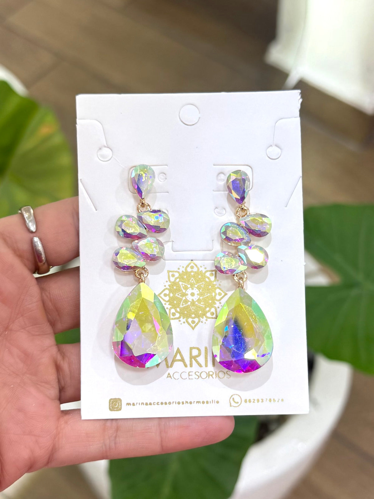 Aretes de pedrería tornasol
