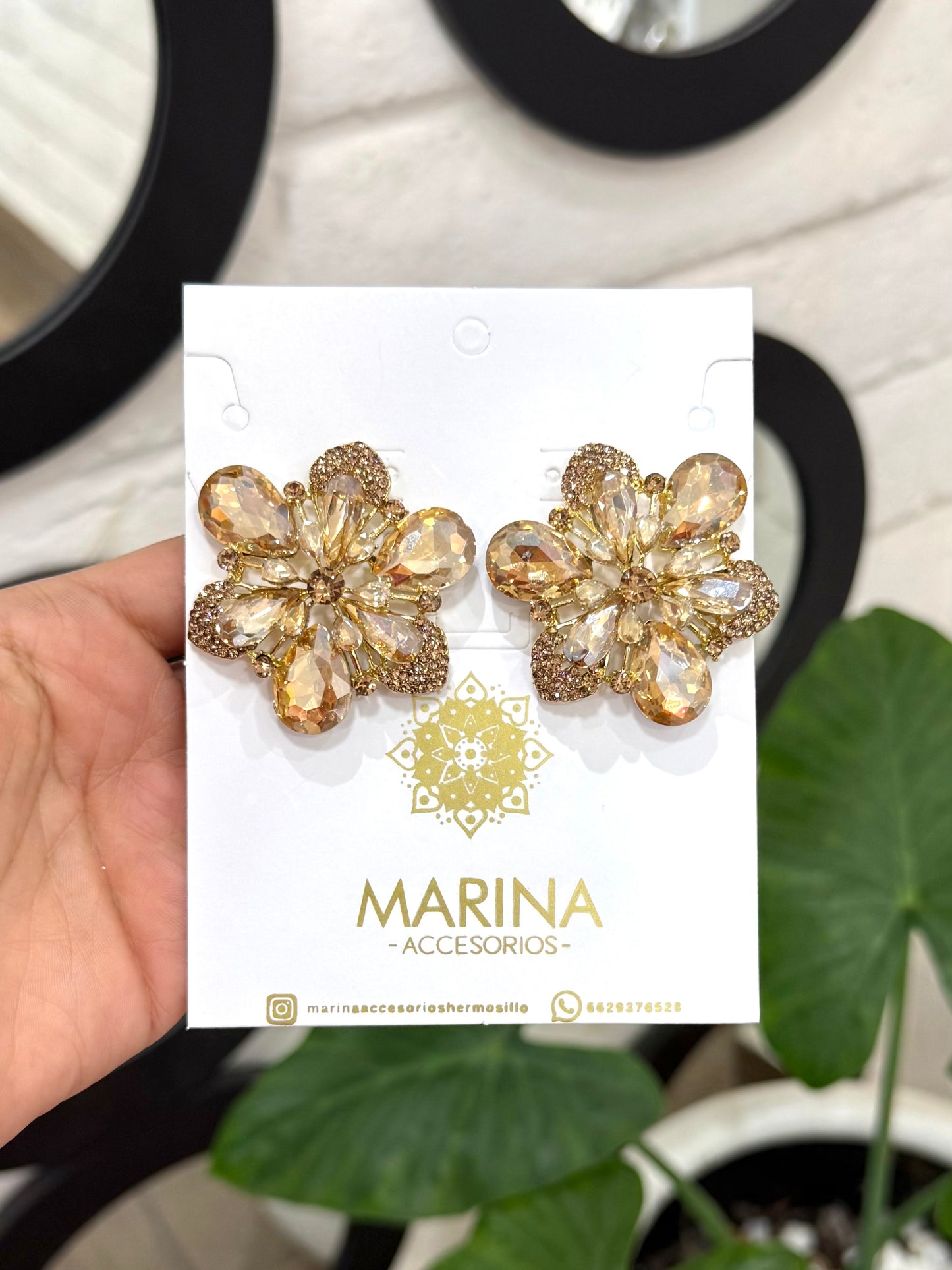 Aretes de pedrería dorados