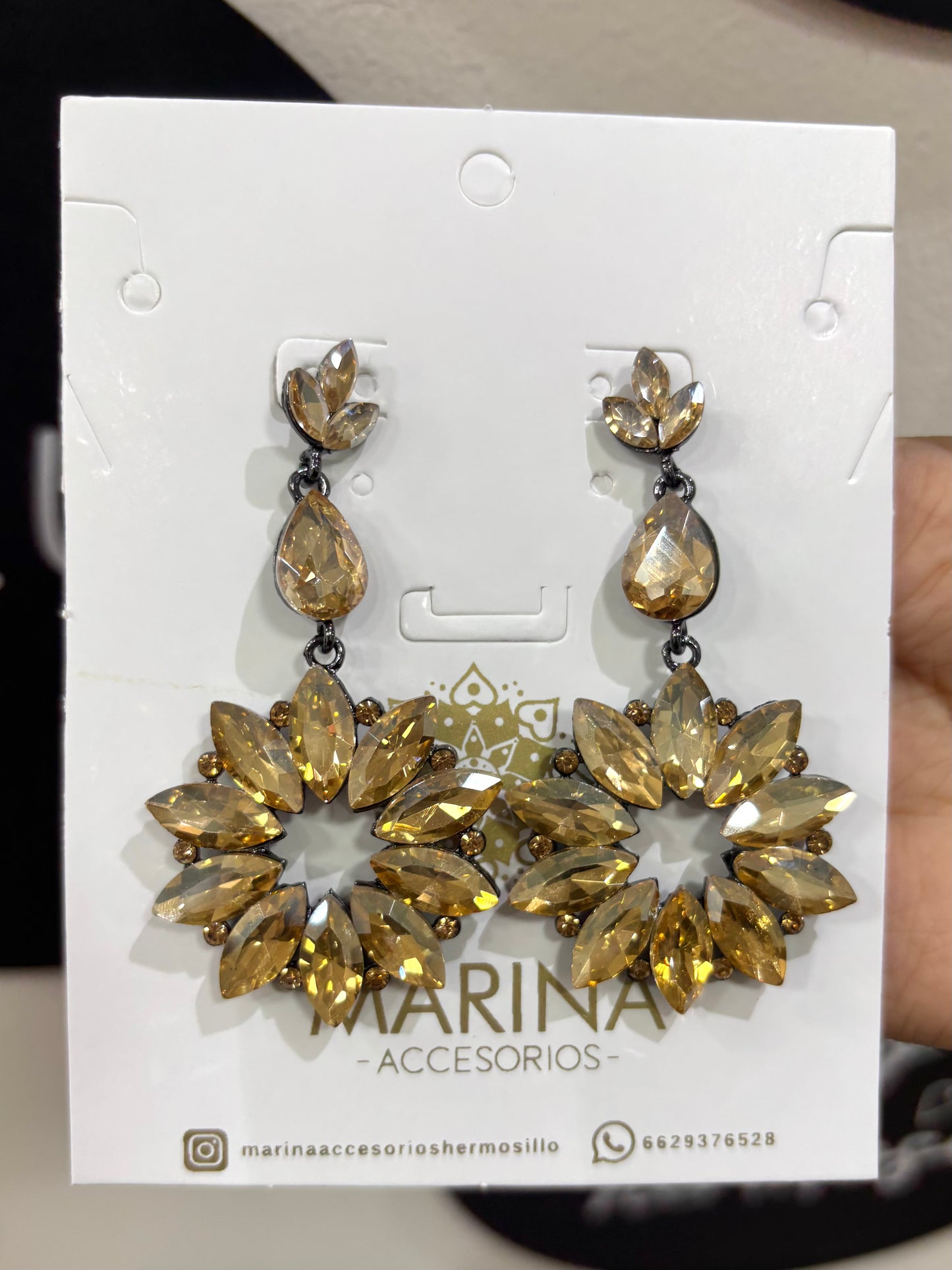 Aretes de pedrería dorados