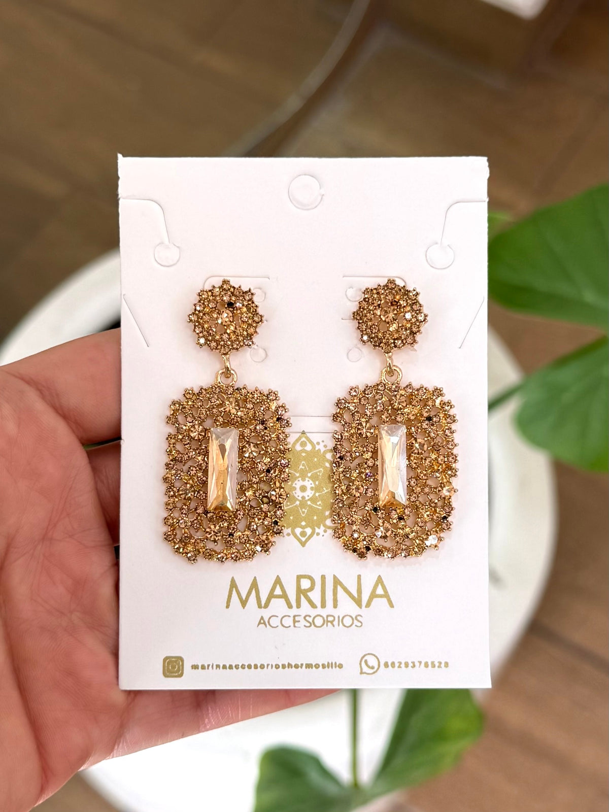Aretes de pedrería dorados