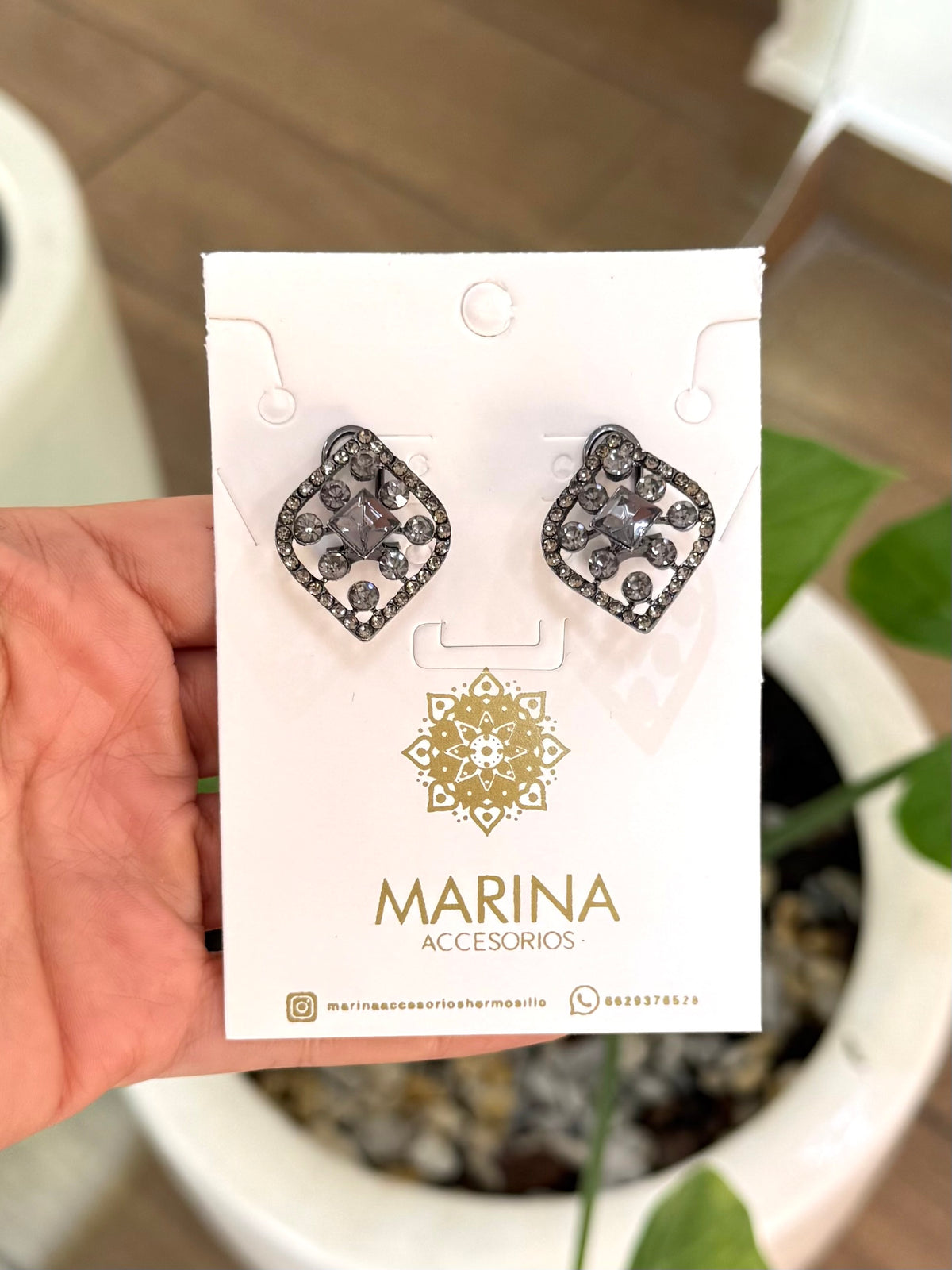 Aretes de pedrería negros