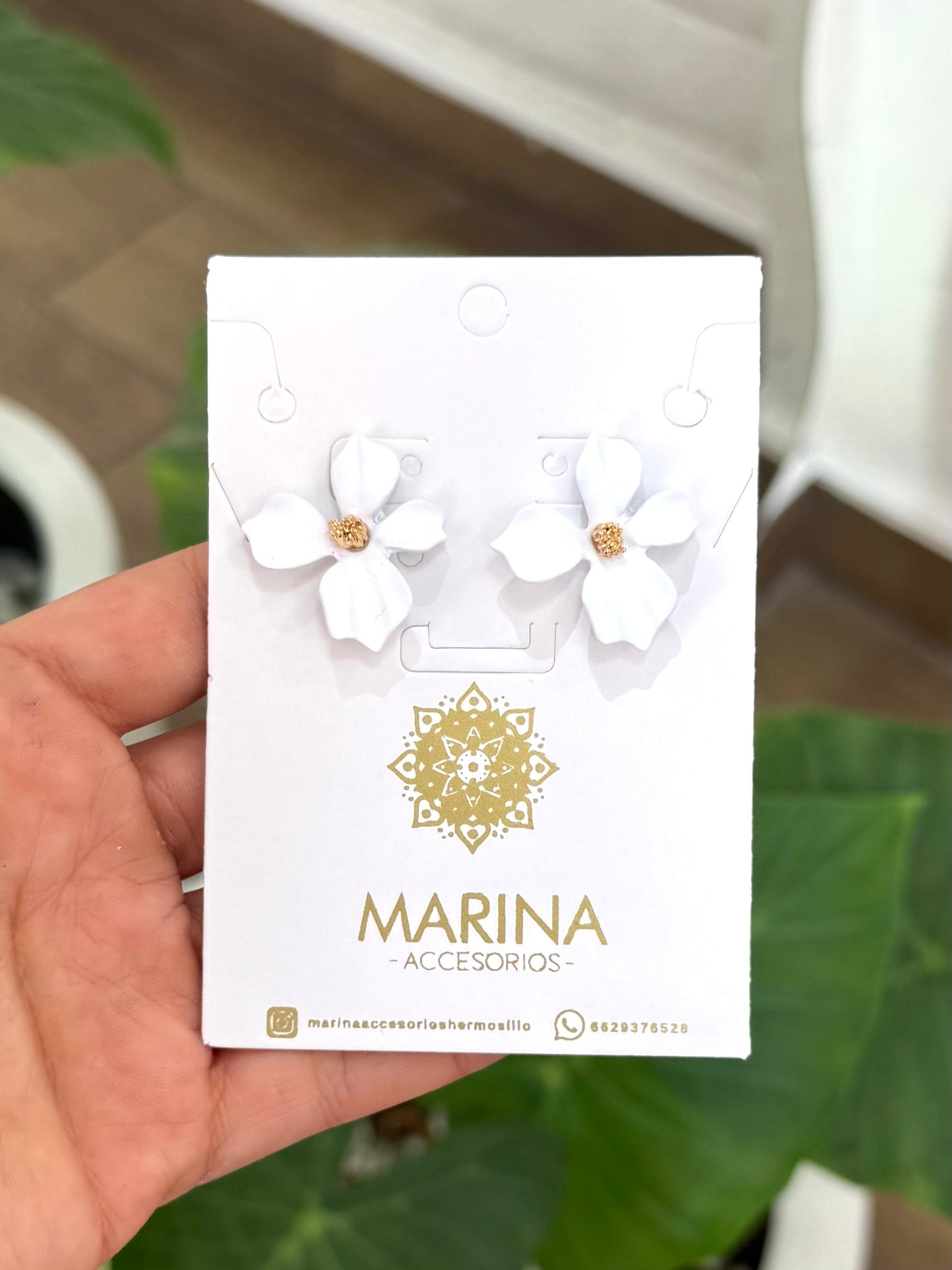 Arete casual flor blanca