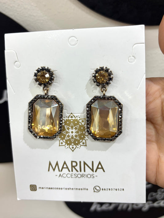 Aretes de pedrería dorados