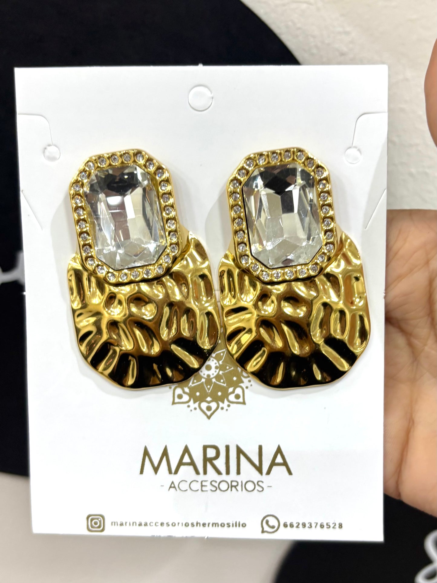 Aretes de pedrería dorados