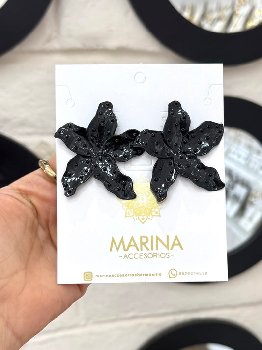Arete casual flor negra