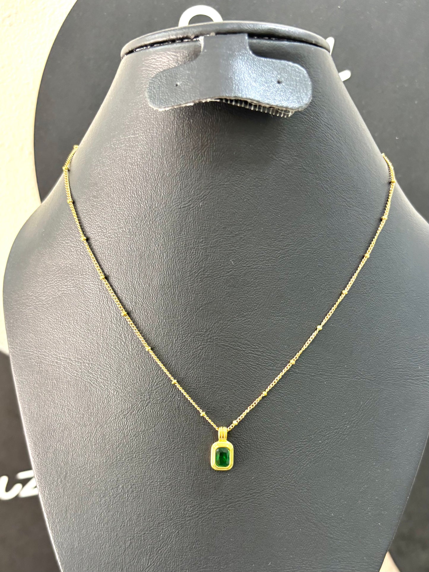 Collar piedra verde
