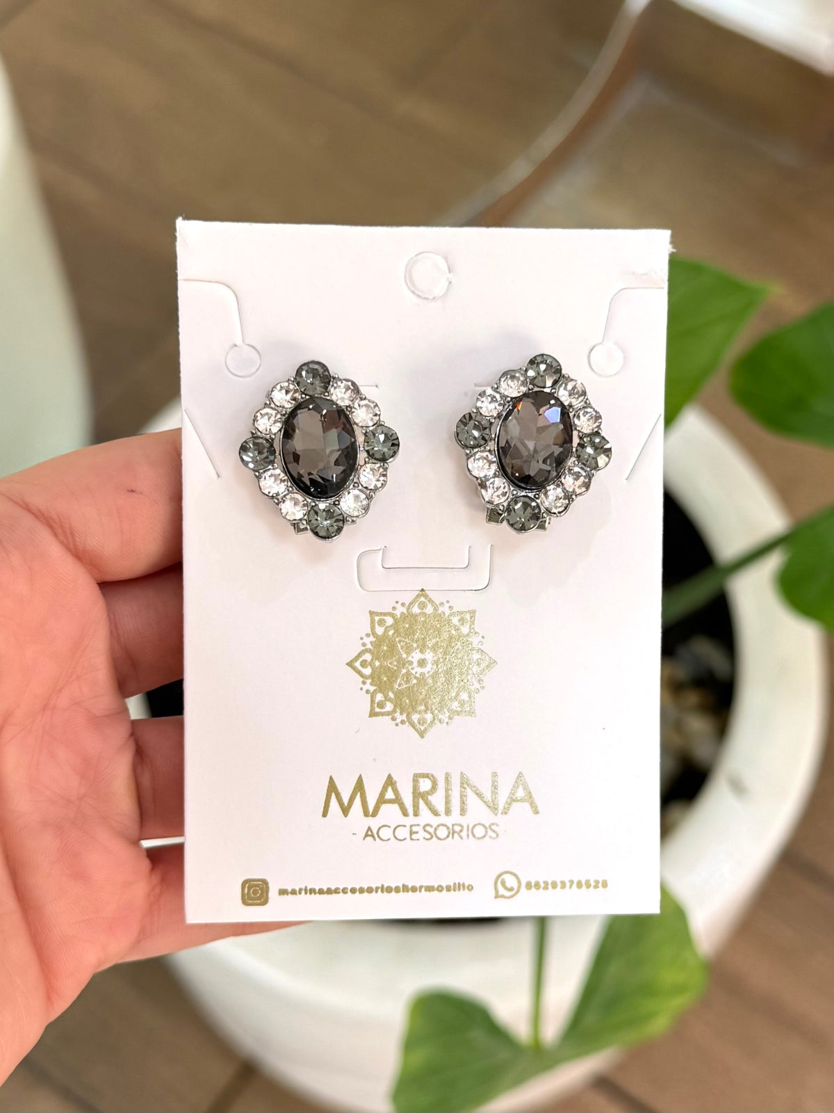Aretes de pedrería negros