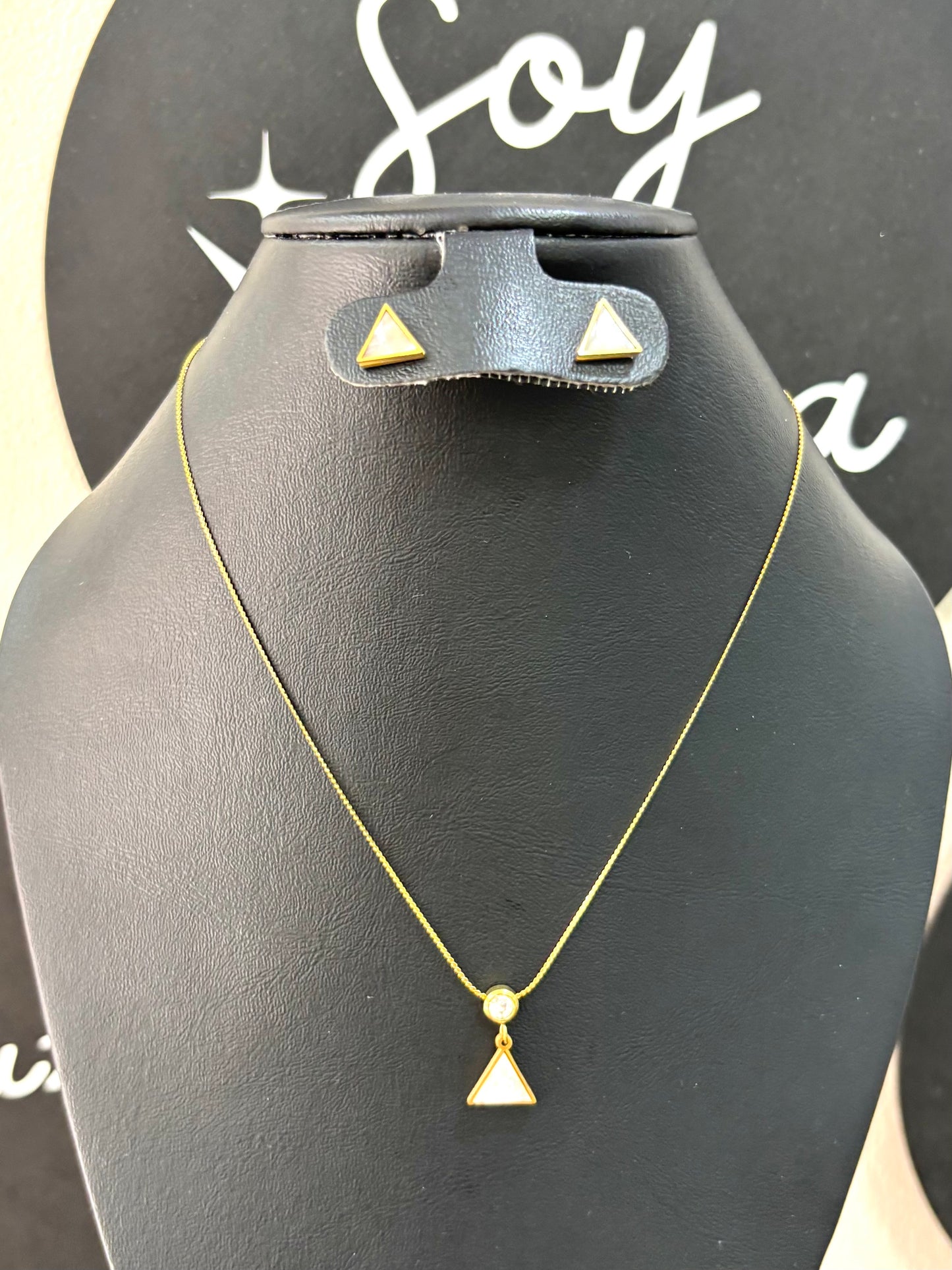 Collar triángulo