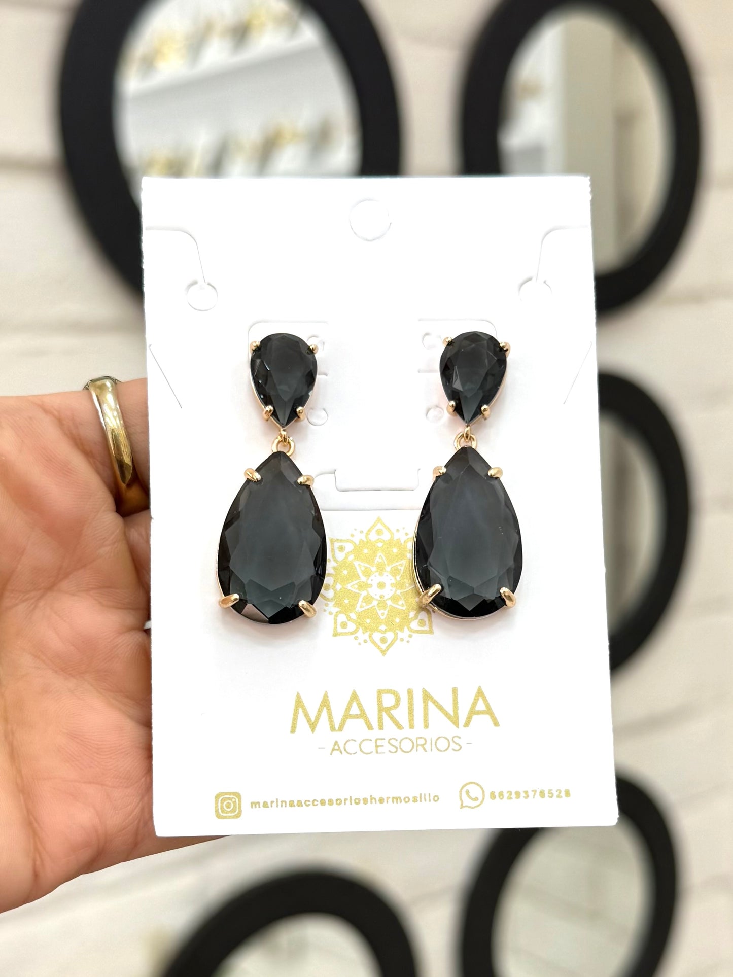 Aretes de pedrería negros