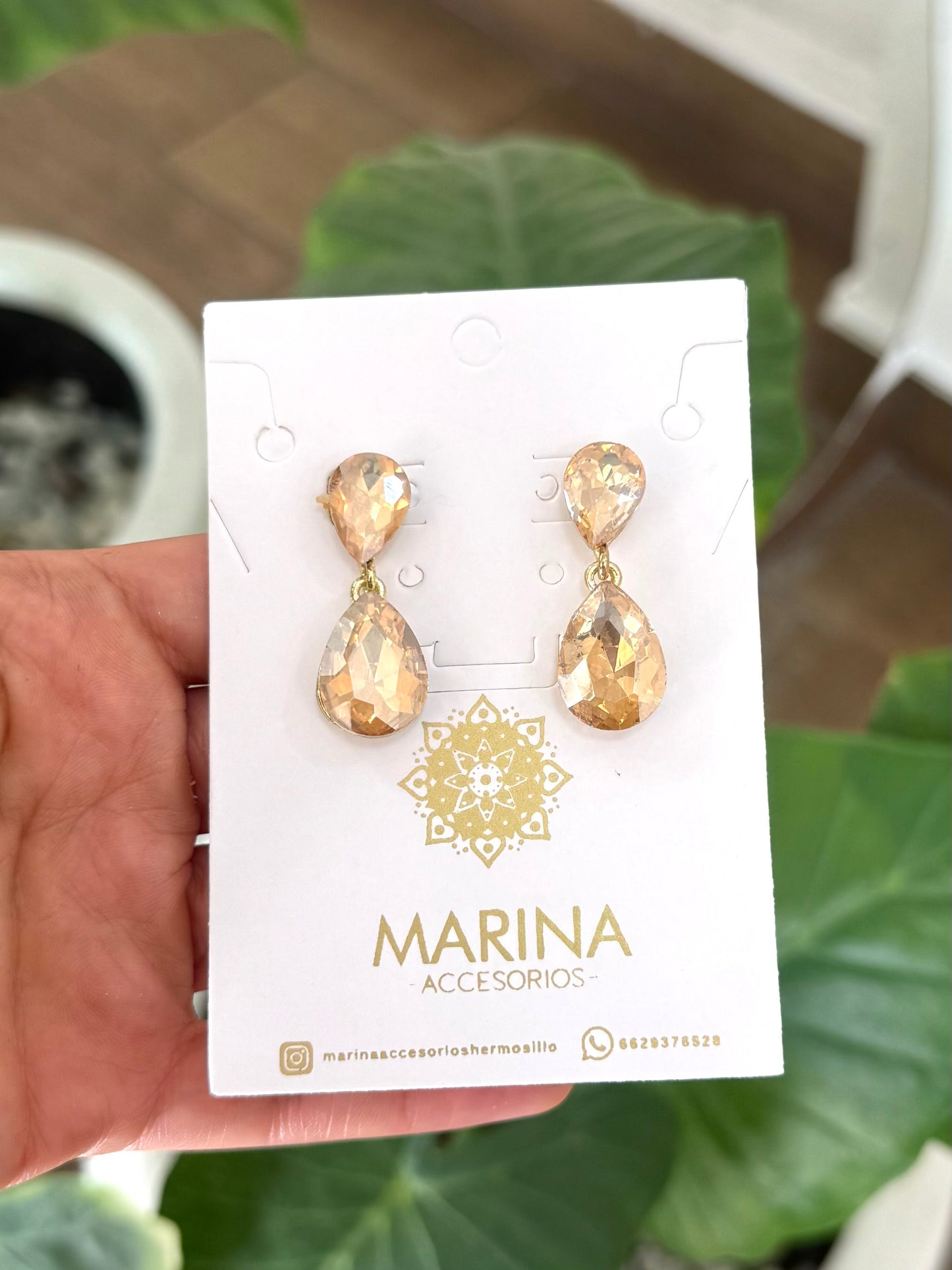 Aretes de pedrería dorados