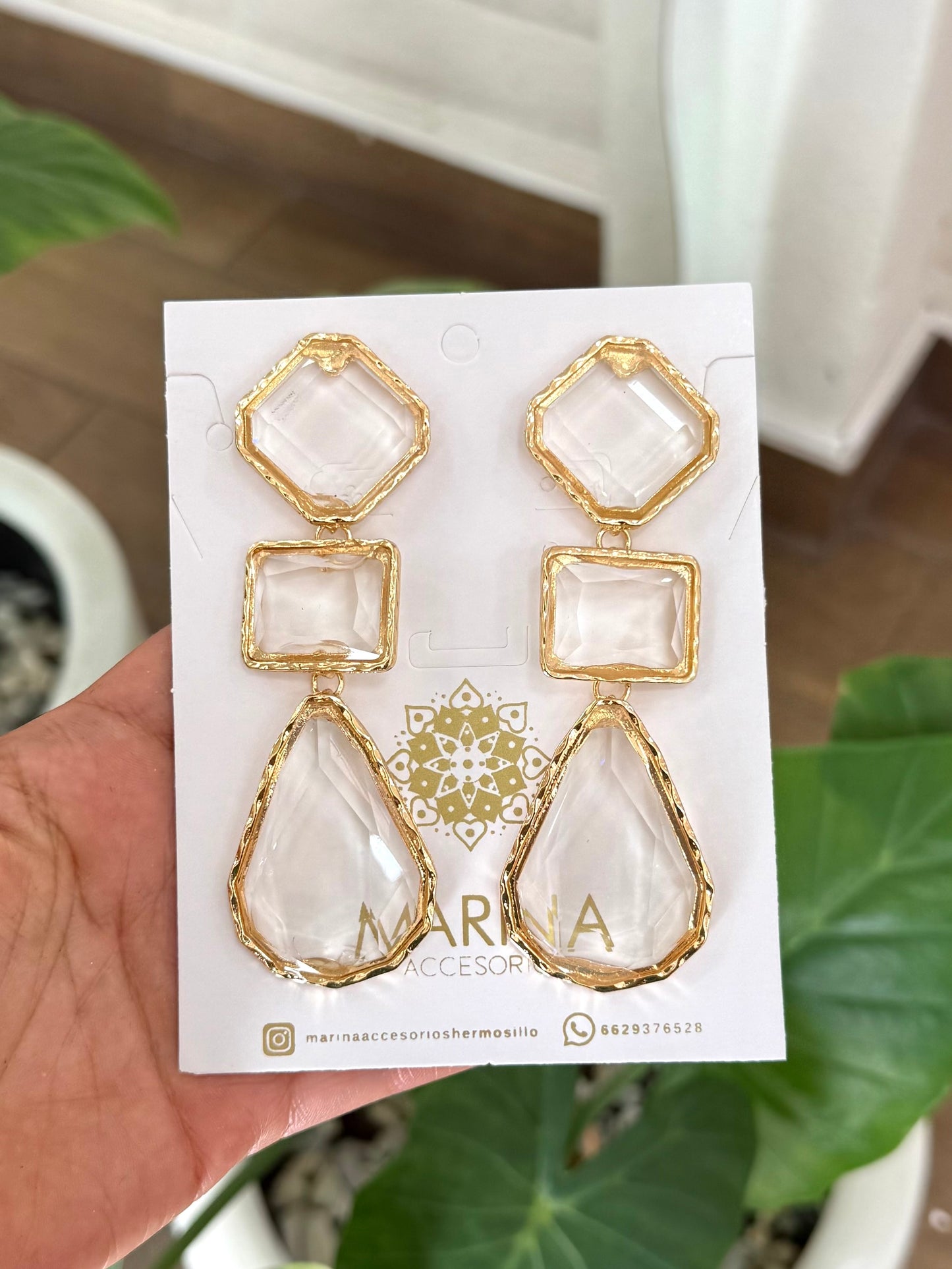 Aretes de pedrería dorados