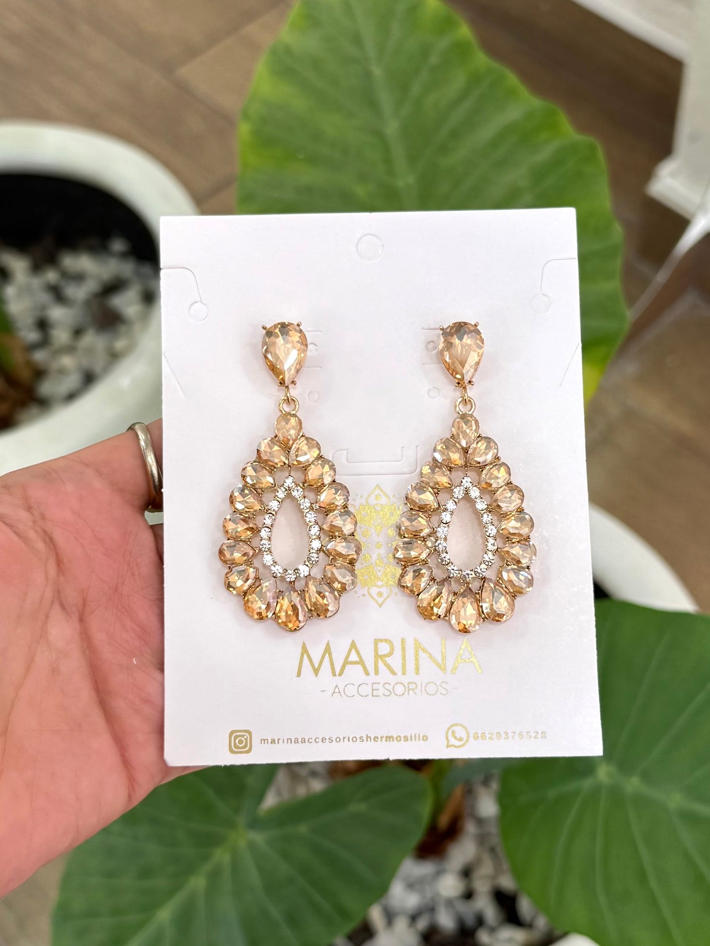 Aretes de pedrería dorados