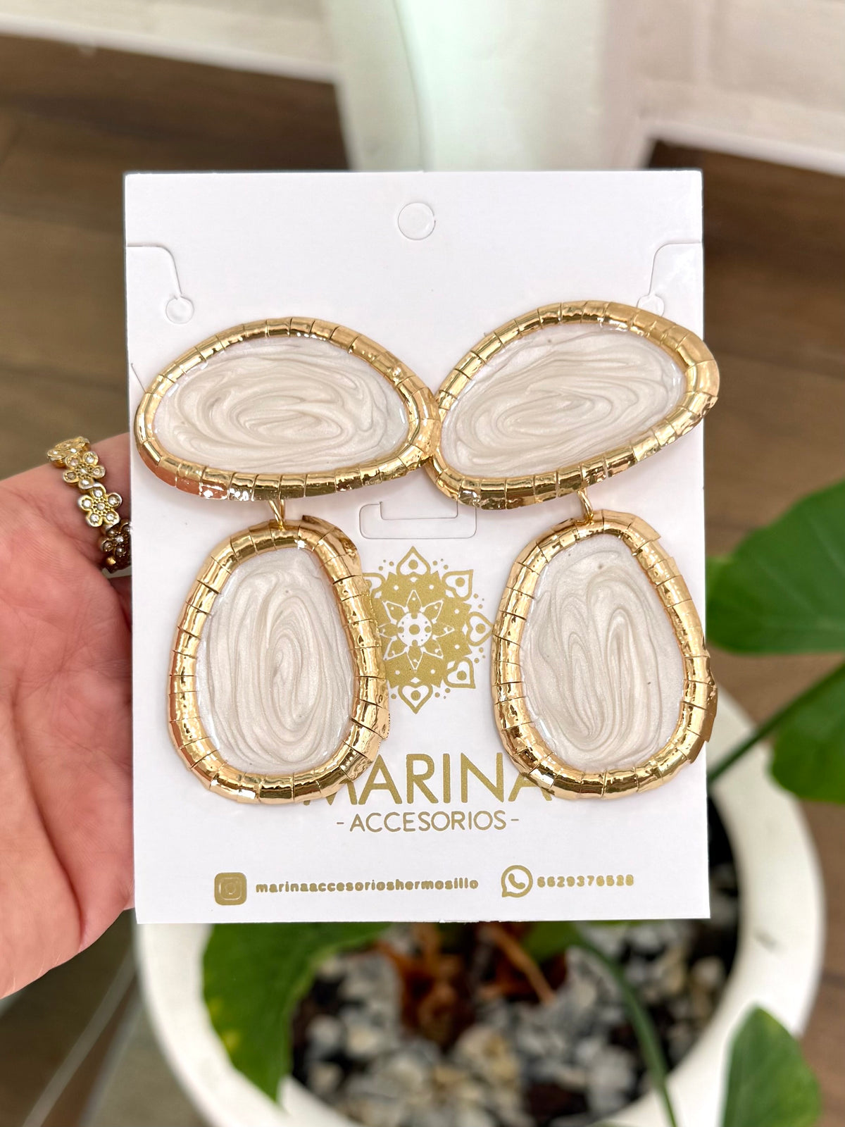 Arete casual blanco