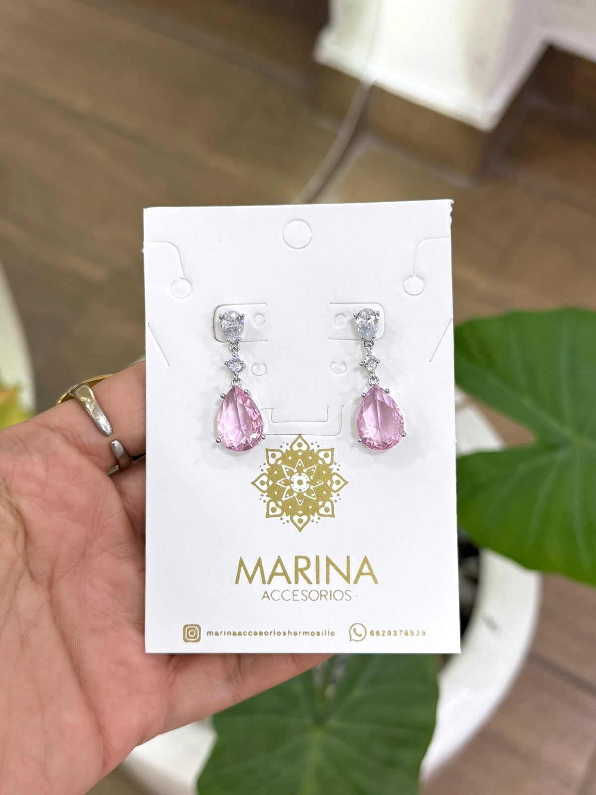 Arete de pedrería rosa