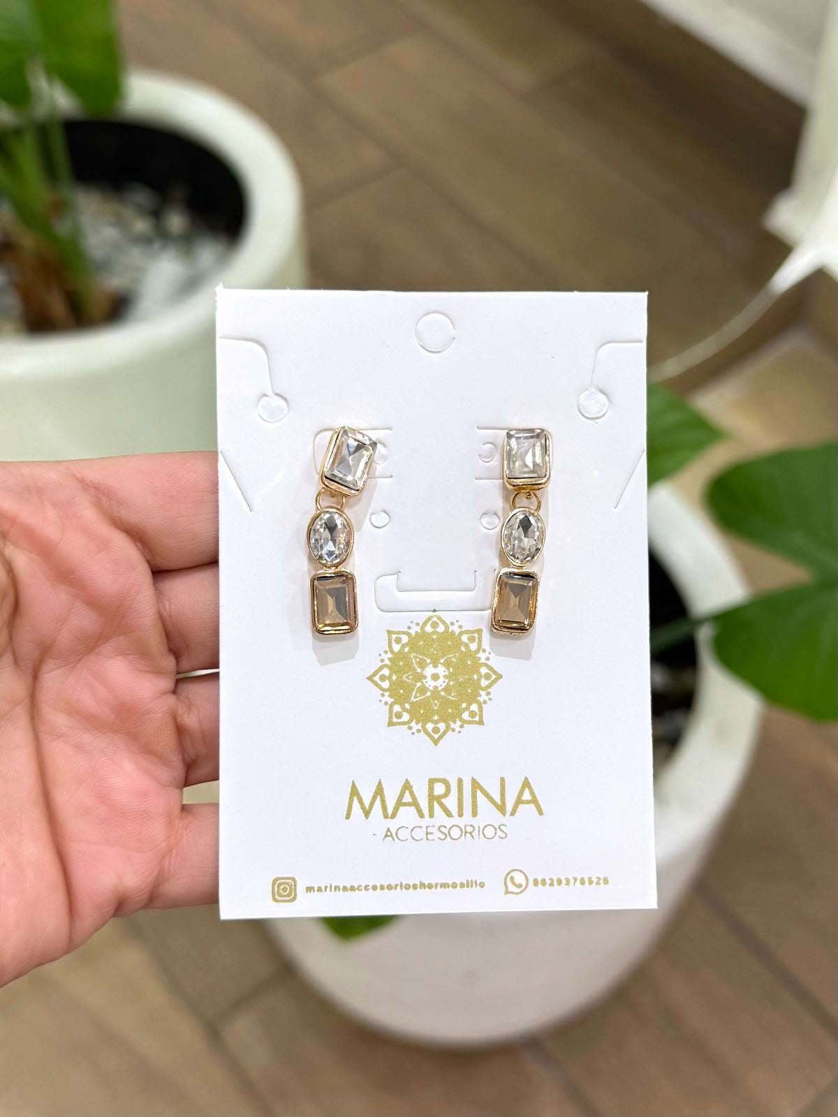 Aretes de pedrería dorados