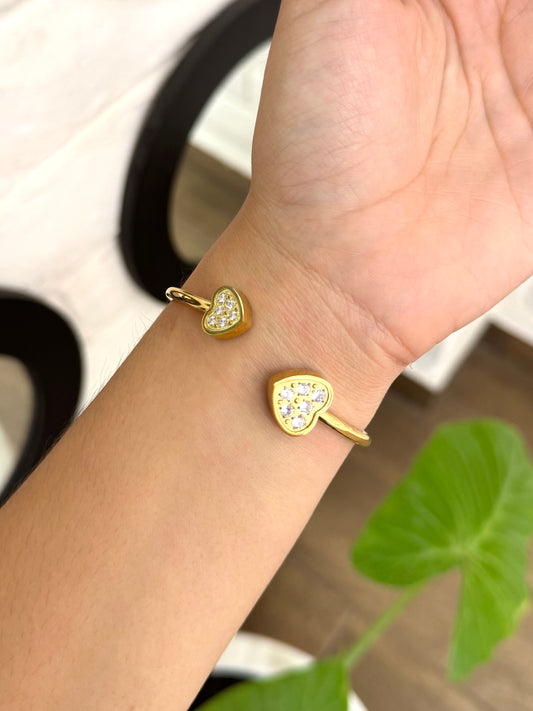 Brazalete dorado corazones