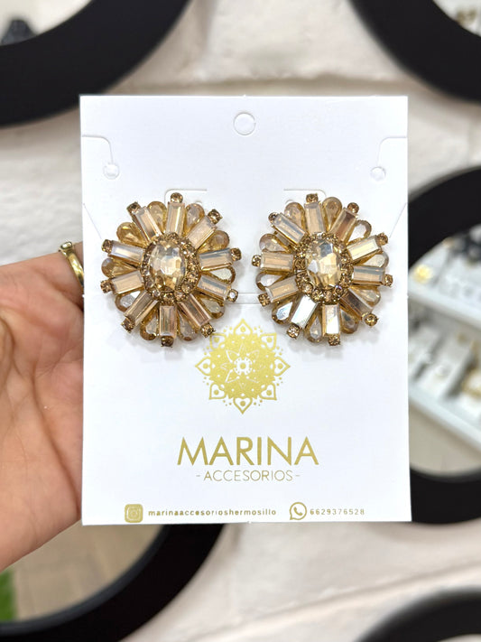 Aretes de pedrería dorados