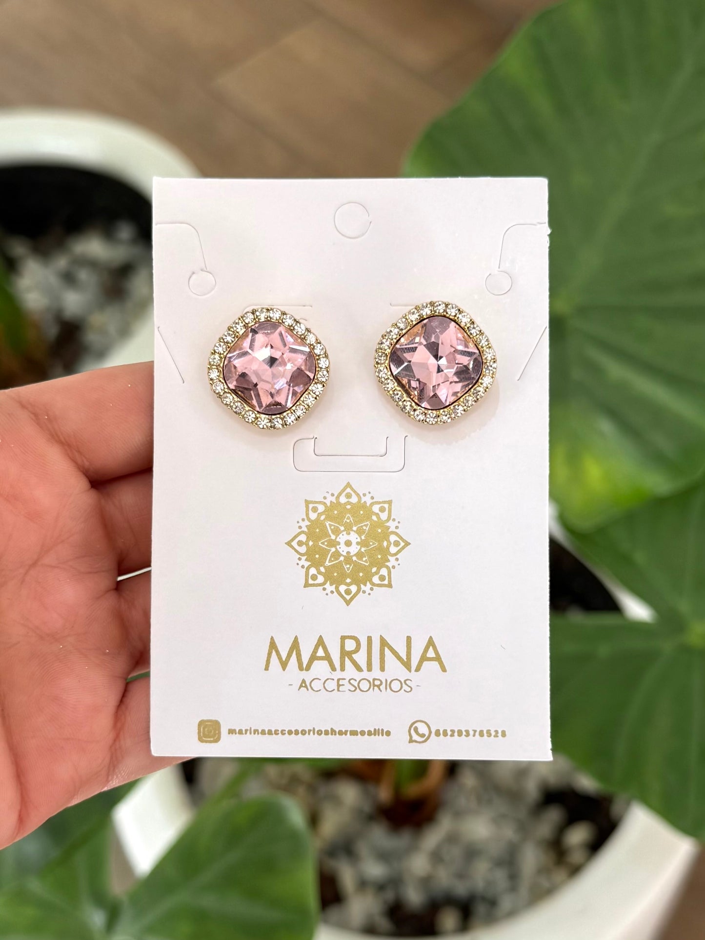 Arete de pedrería rosa