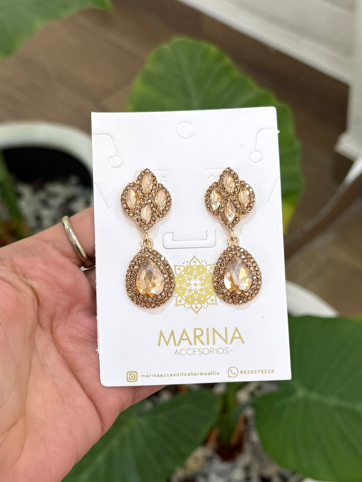 Aretes de pedrería dorados