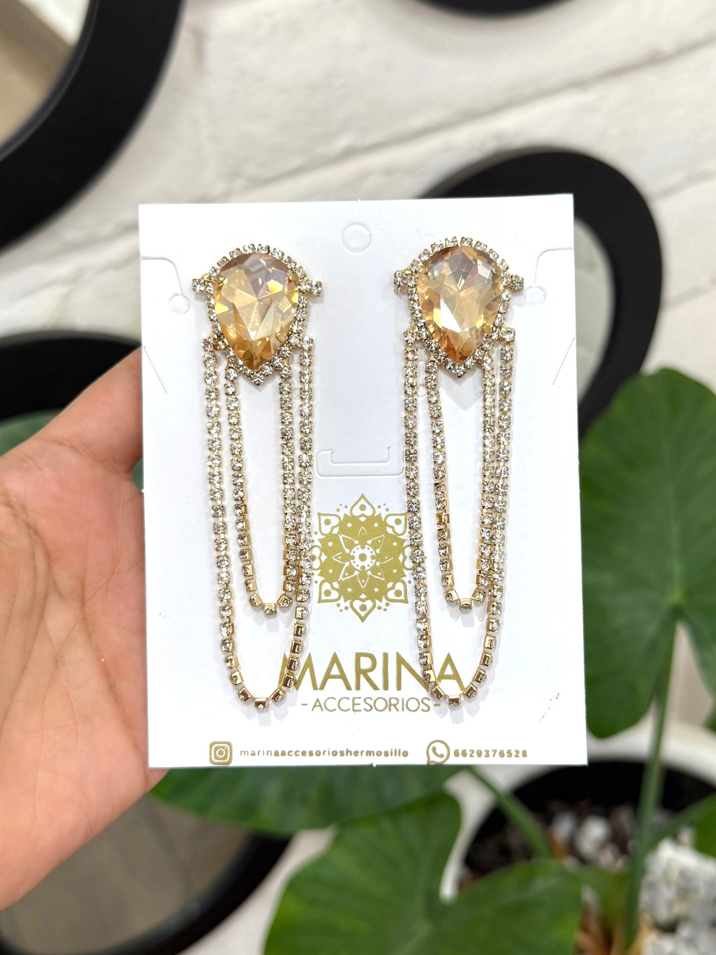 Aretes de pedrería dorados