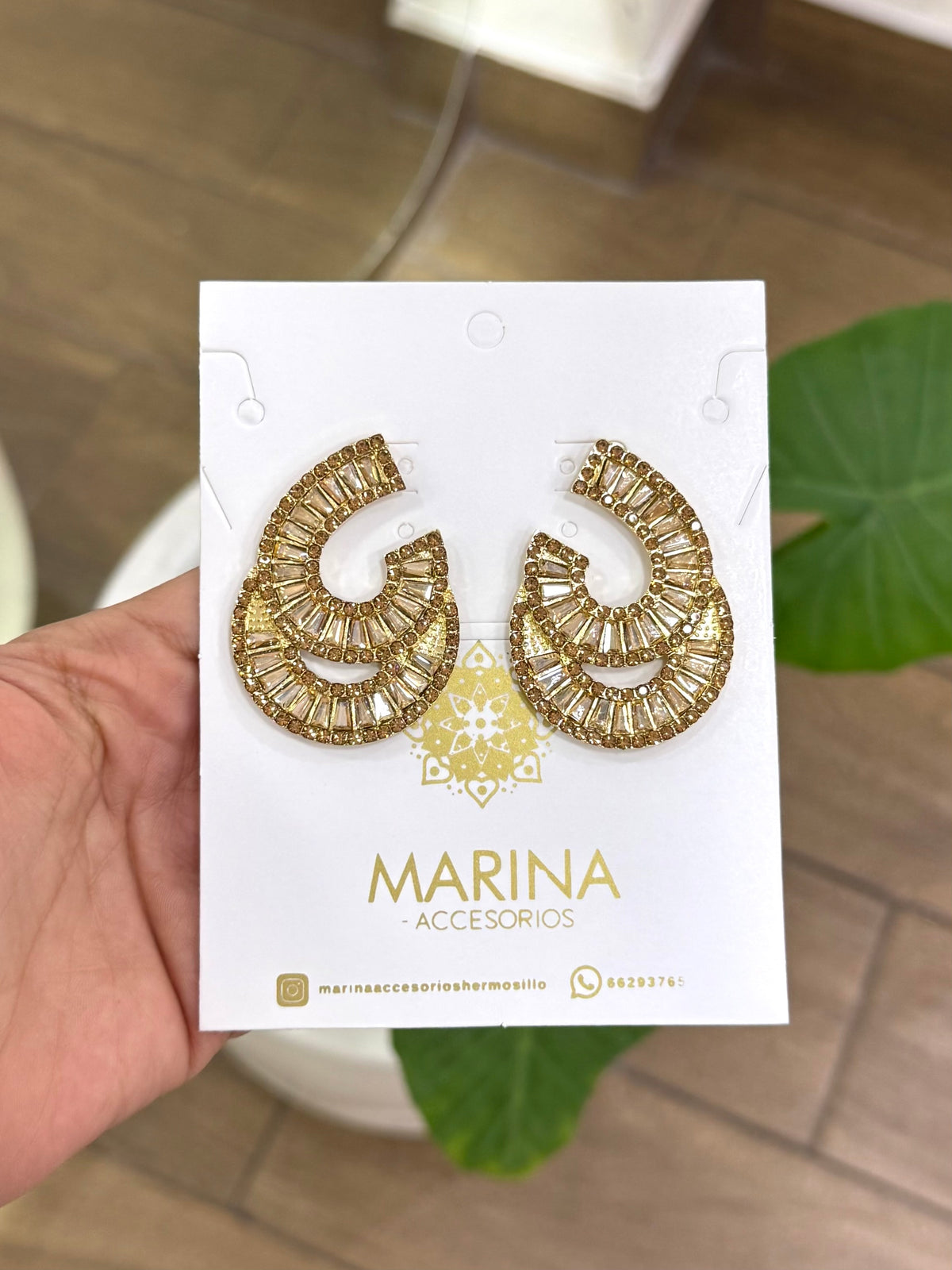 Aretes de pedrería dorados
