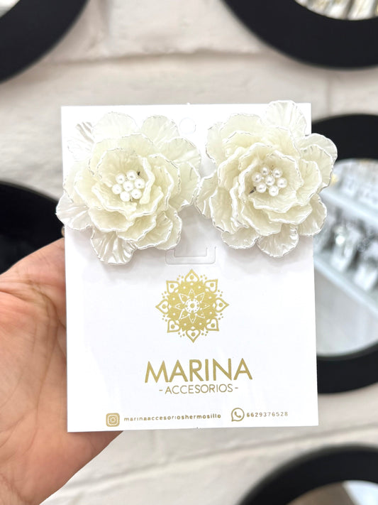 Arete casual flor blanca