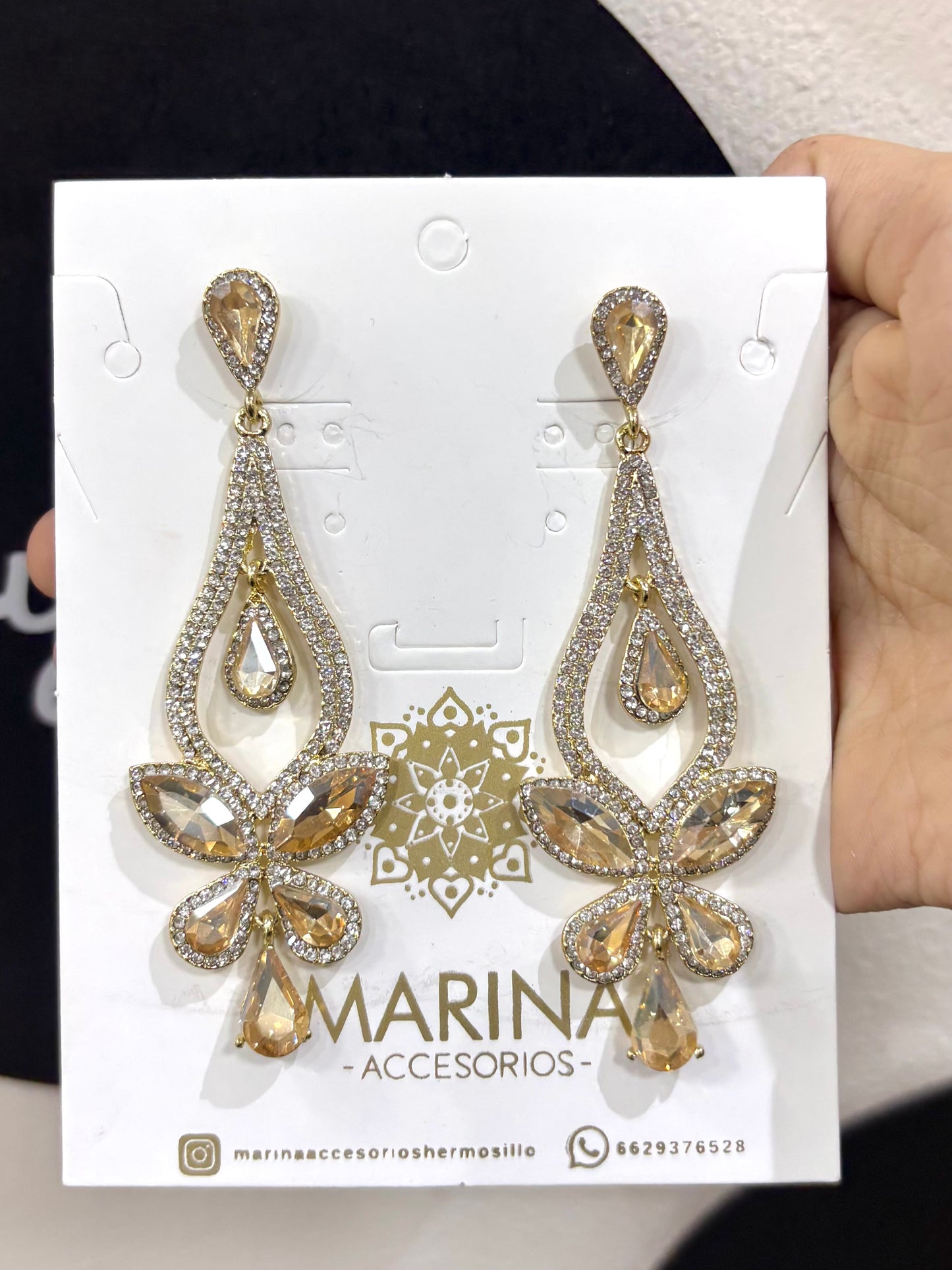 Aretes de pedrería dorados