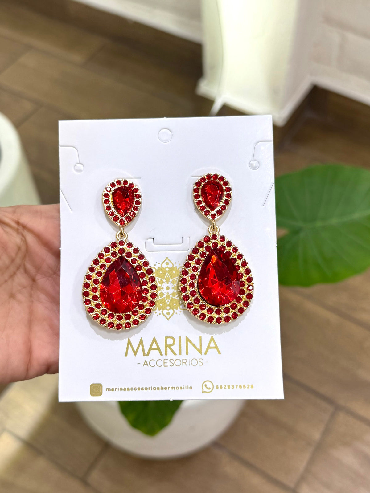 Aretes de pedrería rojo