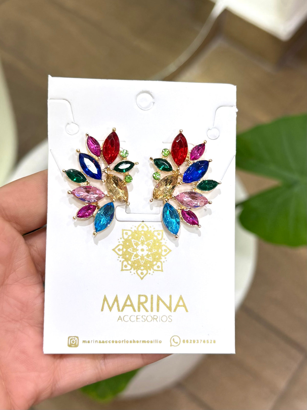 Aretes de pedrería multicolor