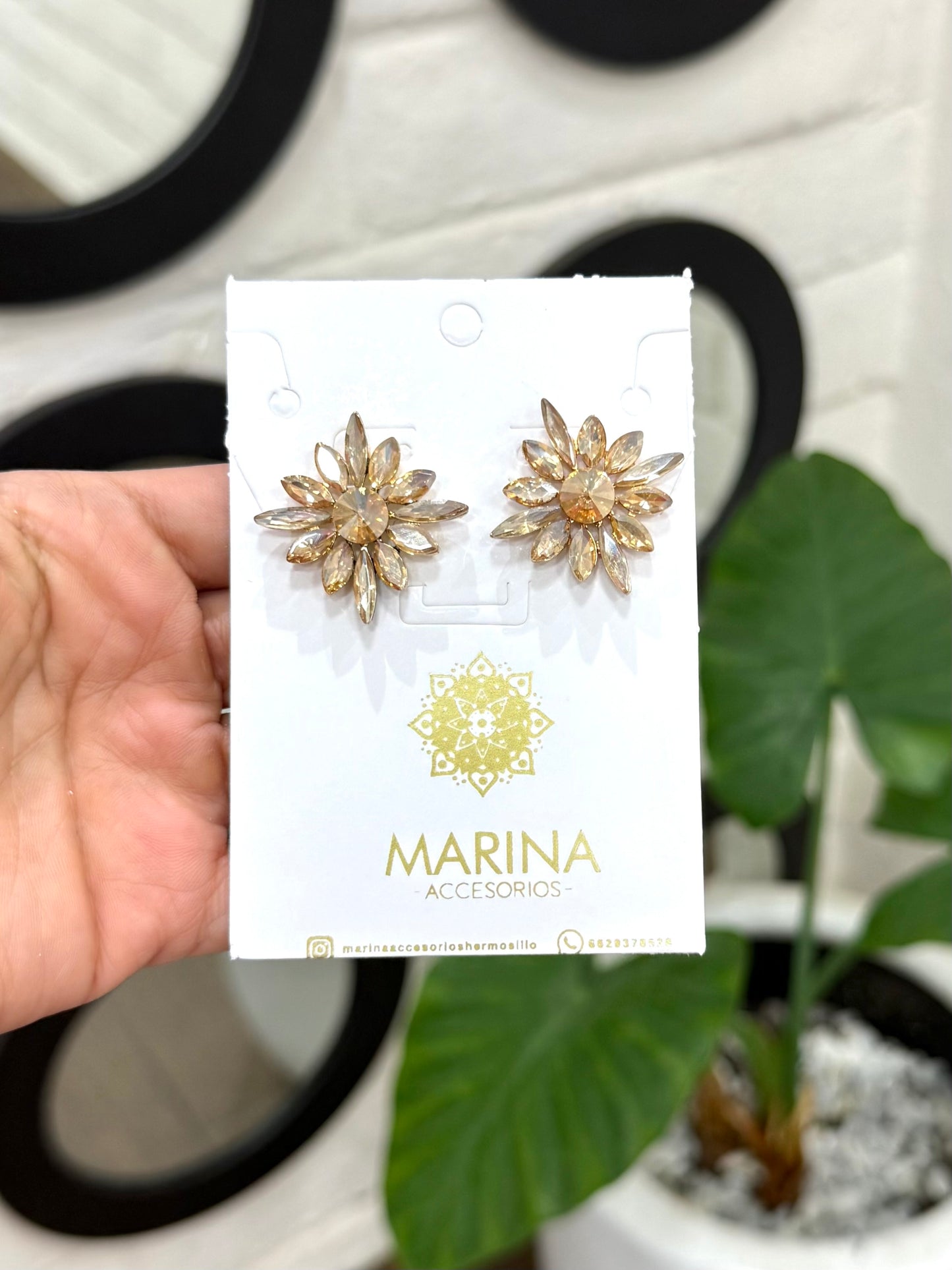 Aretes de pedrería dorados