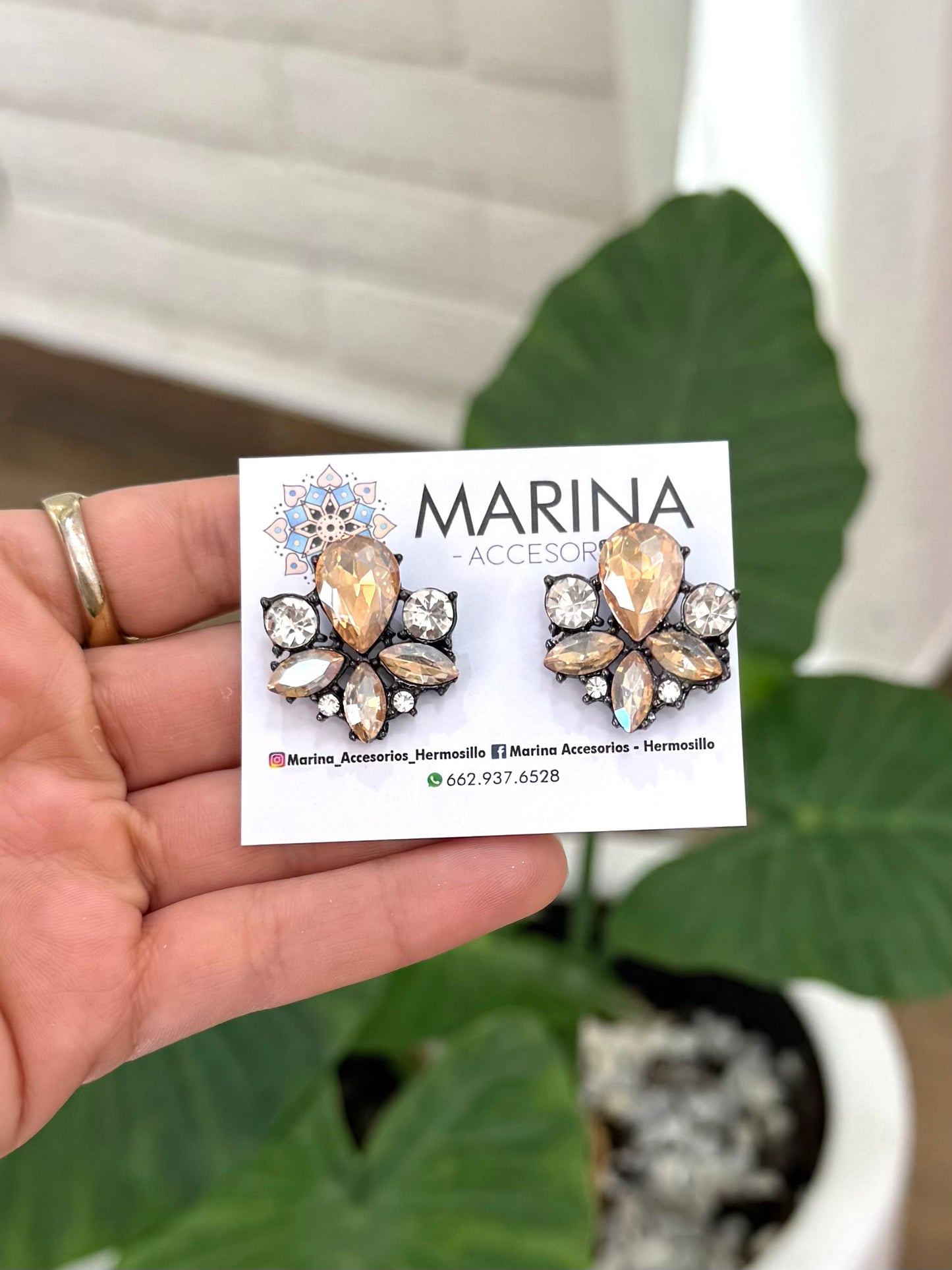 Aretes de pedrería dorados