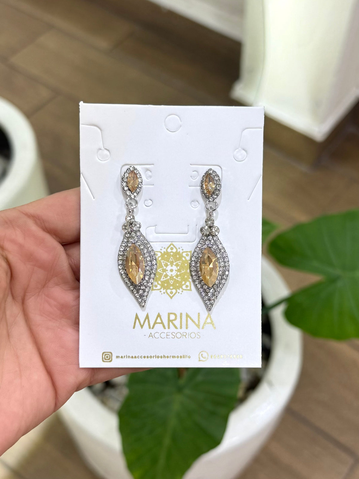 Aretes de pedrería dorados