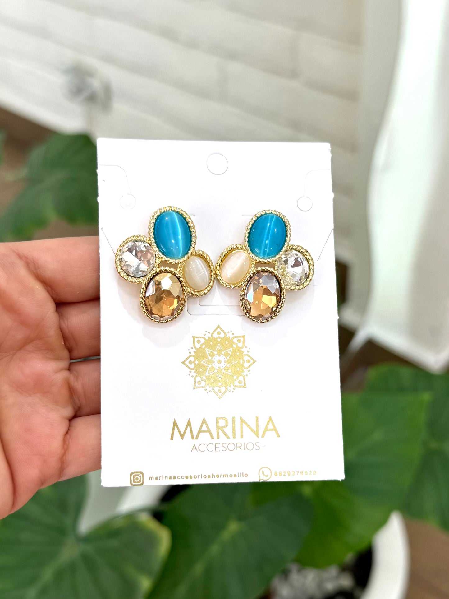 Aretes de pedrería multicolor